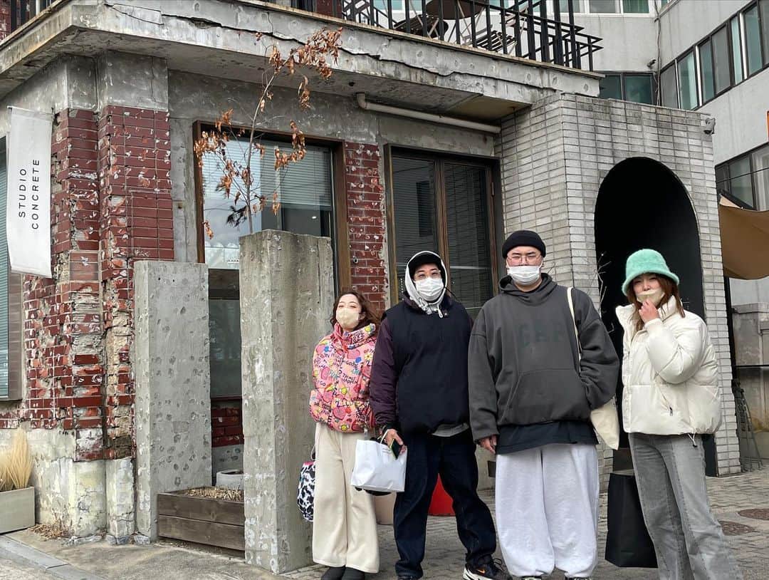 吉野七宝実さんのインスタグラム写真 - (吉野七宝実Instagram)「一昨日まで大好きな友達達と韓国旅行してきました！！  美味しい食べ物も沢山食べれたし、向こうの友達にも会えたし、買い物も沢山したし、ギャラリー見て色んなインスピレーション受けたし、  めーーーーっちゃ楽しかった！  すごく色んな人からの優しさを感じた旅行だったなー！  タクシーの運転手さんも一生懸命韓国の事教えてくれたり、ご飯屋さんでうちらと違うメニュー隣の人が何故か分けてくれたり、本当に親切にされまくった旅でした！  またはしゃぐためにお仕事頑張るぞ！！！」2月1日 18時10分 - shihomi0305