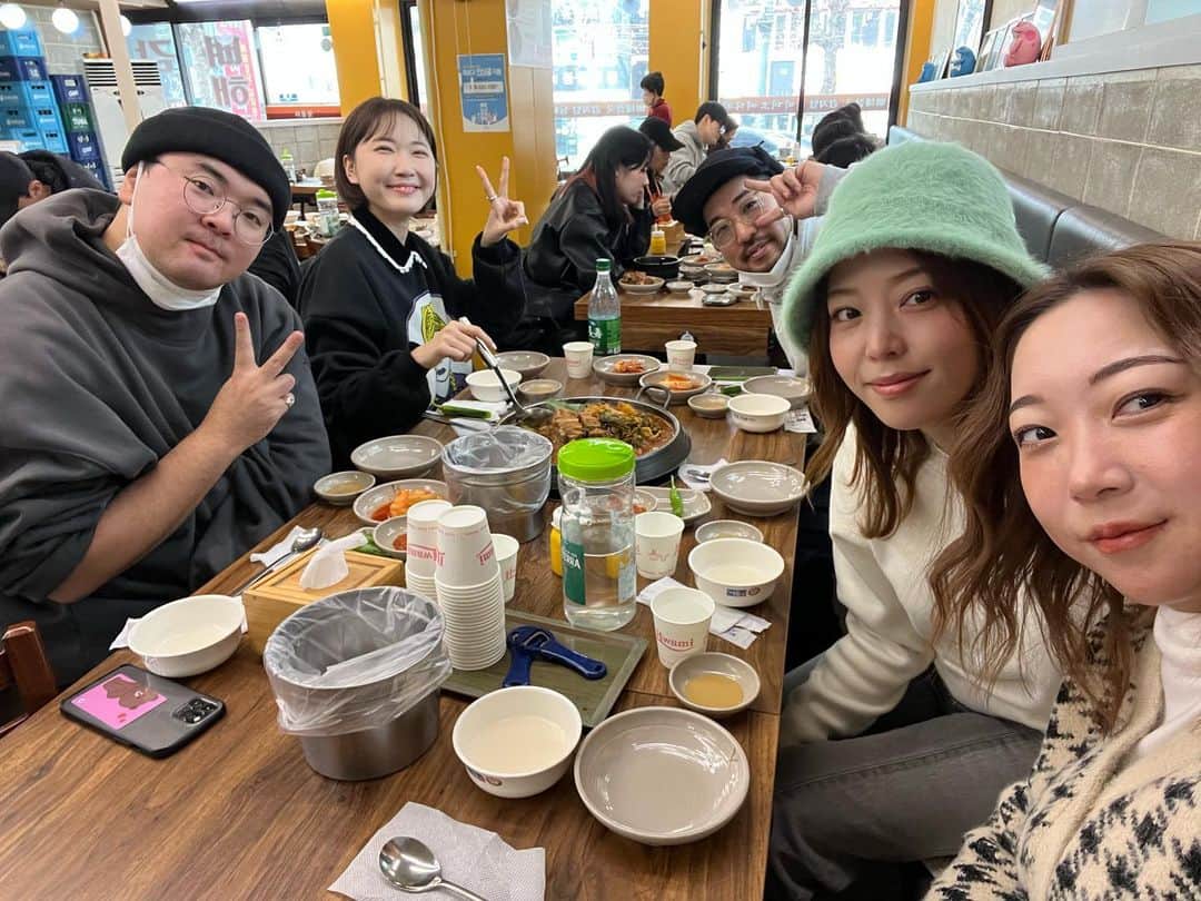 吉野七宝実さんのインスタグラム写真 - (吉野七宝実Instagram)「一昨日まで大好きな友達達と韓国旅行してきました！！  美味しい食べ物も沢山食べれたし、向こうの友達にも会えたし、買い物も沢山したし、ギャラリー見て色んなインスピレーション受けたし、  めーーーーっちゃ楽しかった！  すごく色んな人からの優しさを感じた旅行だったなー！  タクシーの運転手さんも一生懸命韓国の事教えてくれたり、ご飯屋さんでうちらと違うメニュー隣の人が何故か分けてくれたり、本当に親切にされまくった旅でした！  またはしゃぐためにお仕事頑張るぞ！！！」2月1日 18時10分 - shihomi0305