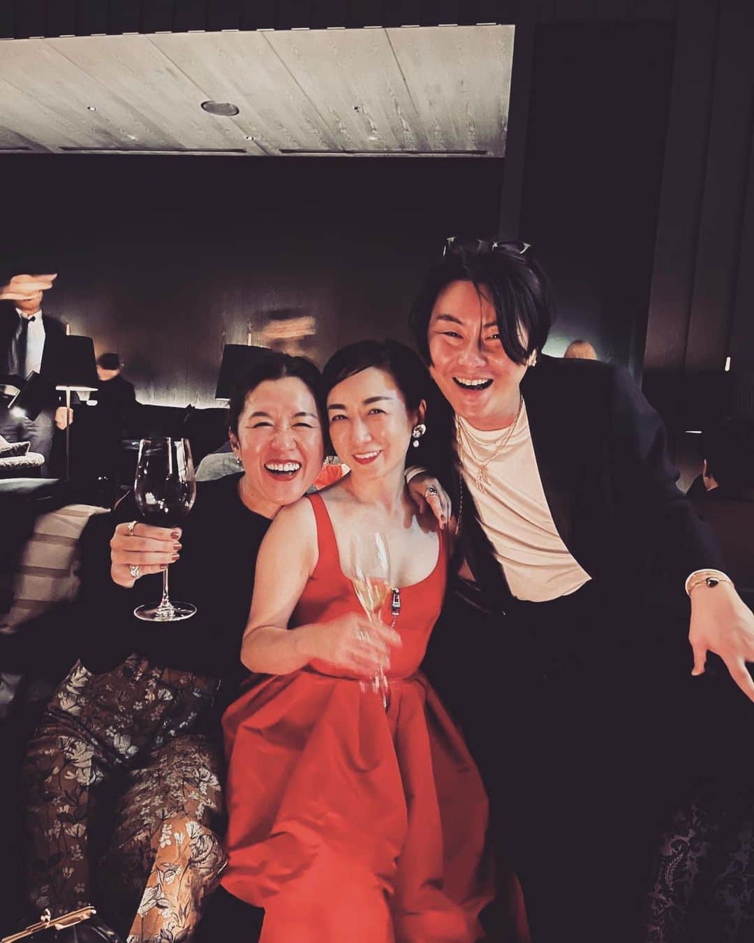大草直子さんのインスタグラム写真 - (大草直子Instagram)「誕生日のお祝い🥂🥂🥂。  生まれてくださりありがとう 出会わせてくださりありがとう 一緒に祝わせてくださりありがとう  おめでとう㊗️はありがとうや💚  大好きなの😍誕生日会。大きなパーティーやサプライズがなくても、ぜひ、大事な人に  おめでとう  と伝えたいですね✨✨ @hiroko0131tahara さんの誕生日会 @hideyaiida くんと幹事を #madisonblue  #bananarepublic  #alexandermcqueen  #yon #博子さんのドレスは #マックイーン #私のパンツは #バナリパ」2月1日 18時23分 - naokookusa