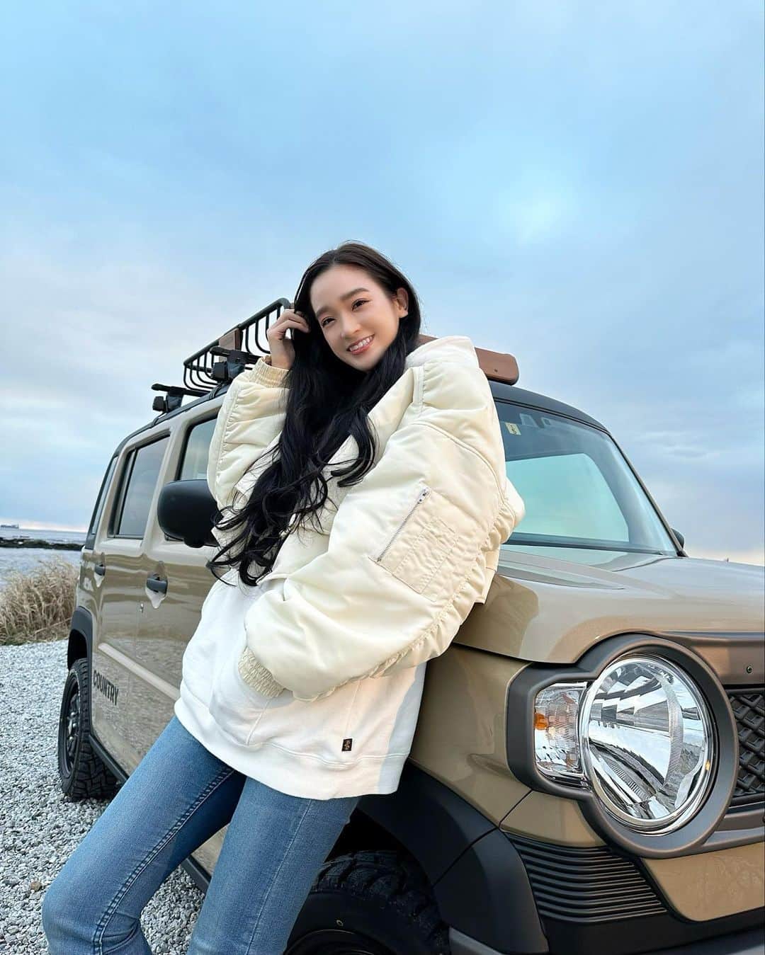 太田麻美さんのインスタグラム写真 - (太田麻美Instagram)「【くるまのニュース】の撮影をしてきました📸 DAMD様HUSTLER COUNTRYと一緒に🚙 外装だけでなく、内装もお洒落でとても可愛かったです❣️ キャンプにピッタリな車ですね🏕  webサイトくるまのニュースの記事に公開されますので、お楽しみに😊✨ ➡️https://kuruma-news.jp/  @kuruma_news  @damd_inc   #damd #hustlercountry #car #shooting #model #camping #camp #camper #outdoor #ダムド #ハスラーカントリー #車 #キャンプ #ソロキャンプ #撮影 #アウトドア #アウトドアファッション」2月1日 19時49分 - asami0523