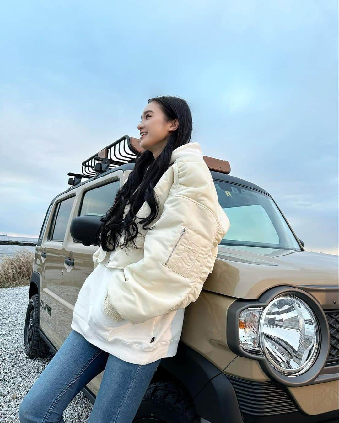 太田麻美さんのインスタグラム写真 - (太田麻美Instagram)「【くるまのニュース】の撮影をしてきました📸 DAMD様HUSTLER COUNTRYと一緒に🚙 外装だけでなく、内装もお洒落でとても可愛かったです❣️ キャンプにピッタリな車ですね🏕  webサイトくるまのニュースの記事に公開されますので、お楽しみに😊✨ ➡️https://kuruma-news.jp/  @kuruma_news  @damd_inc   #damd #hustlercountry #car #shooting #model #camping #camp #camper #outdoor #ダムド #ハスラーカントリー #車 #キャンプ #ソロキャンプ #撮影 #アウトドア #アウトドアファッション」2月1日 19時49分 - asami0523