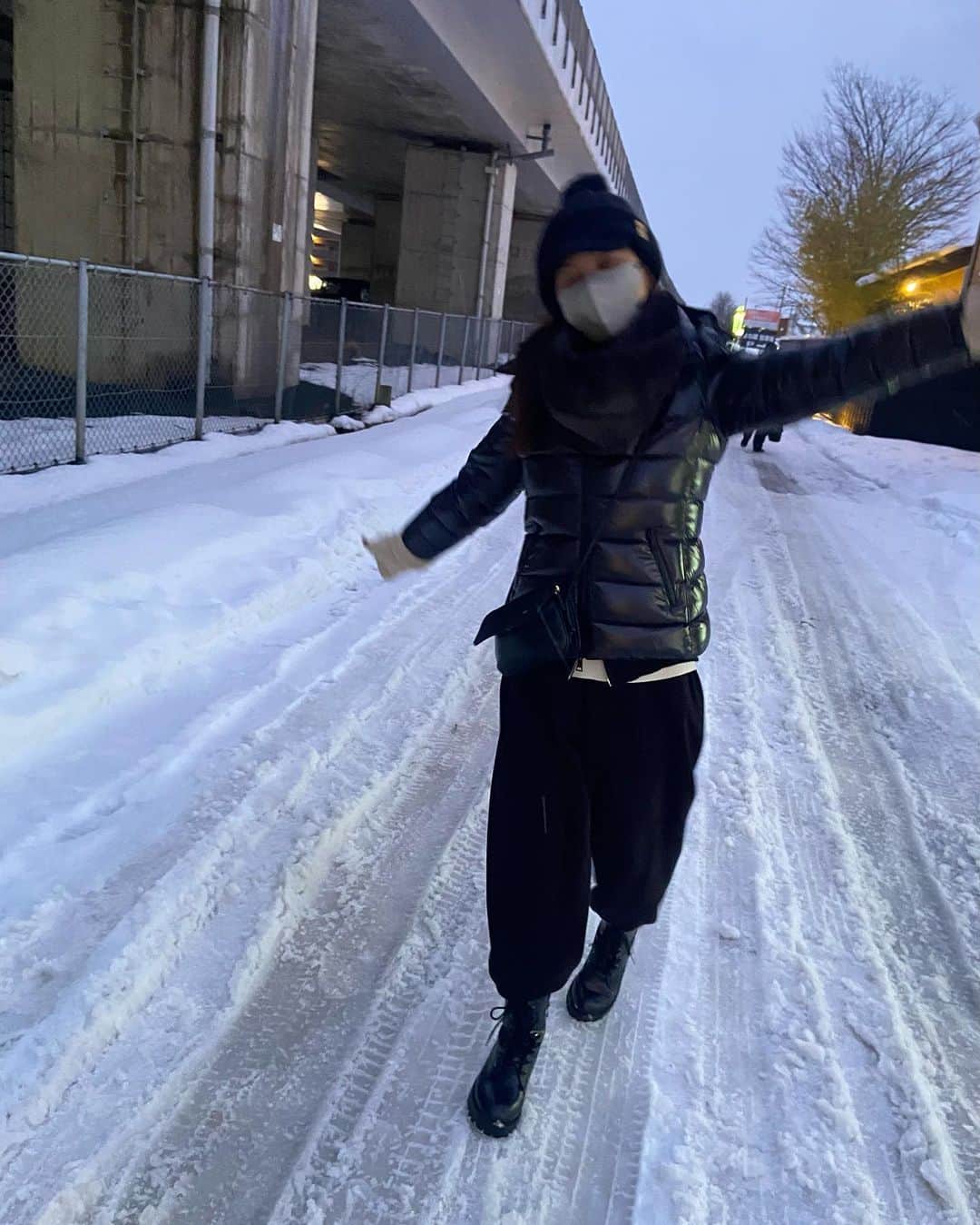 飯島直子さんのインスタグラム写真 - (飯島直子Instagram)「こんばんは☺️  今日は風がつよかったけど 少し暖かった気がします^_^  まゆ毛はわかい時に抜きすぎて 生えてきません(´･_･`)  まつげ、1ミリでもあれば つけられます！ 自信をもって、お金をもって行ってきてください！  新潟に行ってきました(*´∇｀*)  むかし日本テレビでやっていたDAISUKIです^ ^ BS日テレです 見れないひともいますね… でも、地上波でもやるかもしれません(^_^*) 前回やったので！ わかりませんが、たぶん。  久しぶりのおふたりに会えるのと、雪を見てテンションがあがりました(*´-`) うかれてますね٩(^‿^)۶   躍動感があります♪  とても疲れました 人生にではありませんよo(^_-)O  また報告しますね♡」2月1日 20時04分 - naoko_iijima_705_official