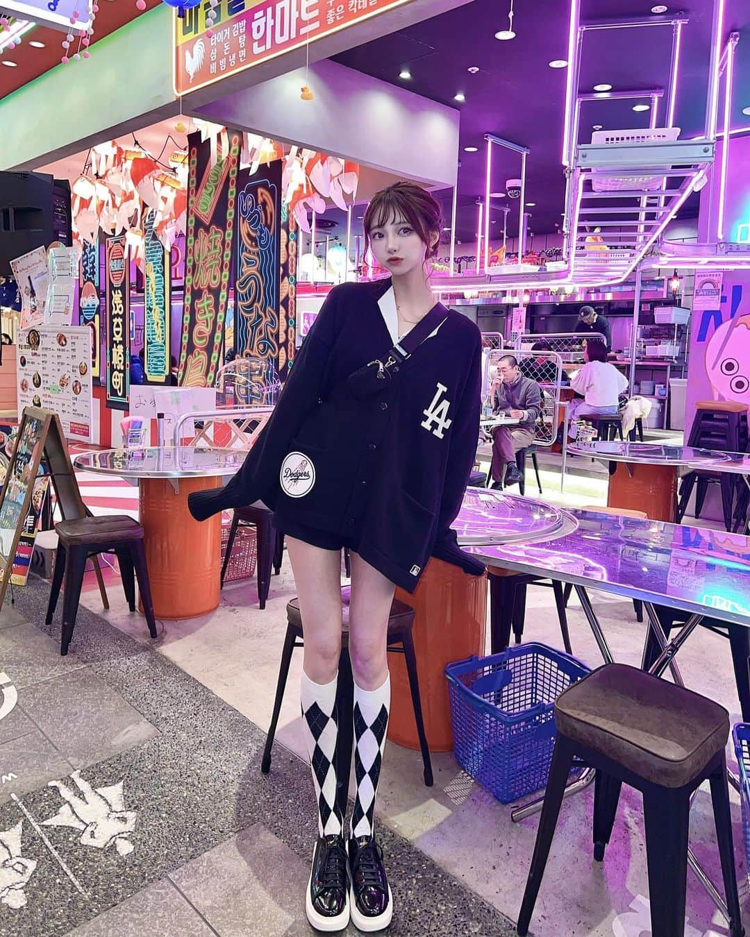 あやちゃんさんのインスタグラム写真 - (あやちゃんInstagram)「🥊❤️🌙👾 ゲーセン楽しい♥  FREAK'S STORE のMLBビッグシルエットカーディガン🖤 このダボッと感たまらん😋  ZOZOTOWNは届くの速くておすすめだよん🎶  初回は2000or1000円引き！☆  #ゲームセンター #ゲーセン #ボクシング  #ビッグシルエット #カーディガンコーデ #MBL #レタードカーディガン #浅草 #浅草カフェ #カジュアルコーデ #スニーカー女子 #スニーカーコーデ  #韓国ファッション #韓国ヘア  #ZOZOTOWN #ZOZOTOWN購入品 #ZOZO活 #PR」2月1日 20時09分 - aya.you.love.r