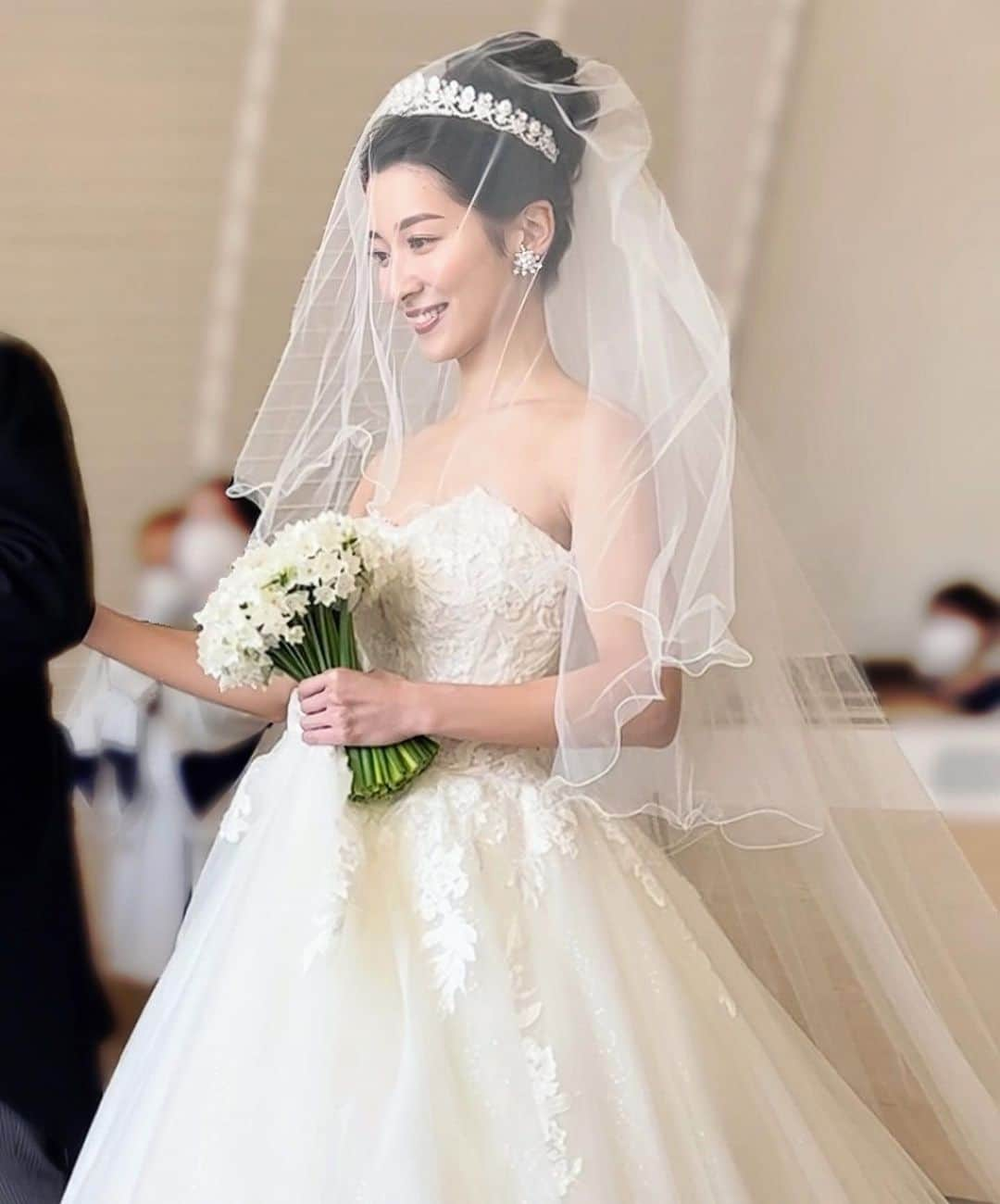 若林有子さんのインスタグラム写真 - (若林有子Instagram)「先日、里菜さんの結婚式&披露宴に出席しました💐  入社してからずっと仲良くしてもらっていて大好きな里菜さん💗 ドレス姿が女神のように美しくて、 見惚れてしまいました…🥹✨  式も披露宴も愛がたくさんつまっていて、 笑顔が溢れたり涙がこぼれたり、 大好きな里菜さんの幸せいっぱいの姿に 私も心から幸せな気持ちになりました🥰  末永くお幸せに🤍    #ずっと写真と動画見返してます ☺️ #👰🏼‍♀️  #結婚式 #披露宴 #ウェディングドレス #山本里菜 アナ」2月1日 20時54分 - wakabayashiyuko_