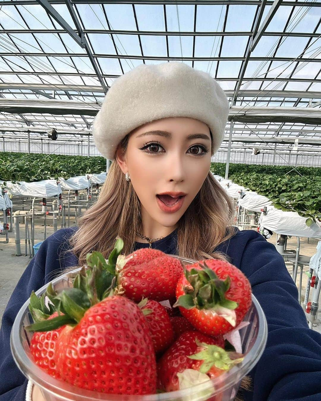 HARACHANさんのインスタグラム写真 - (HARACHANInstagram)「🍓狩り ここ甘くて美味しい🥹✨ みんないちごすき？？  #いちご狩り」2月1日 22時32分 - cjd_harachan