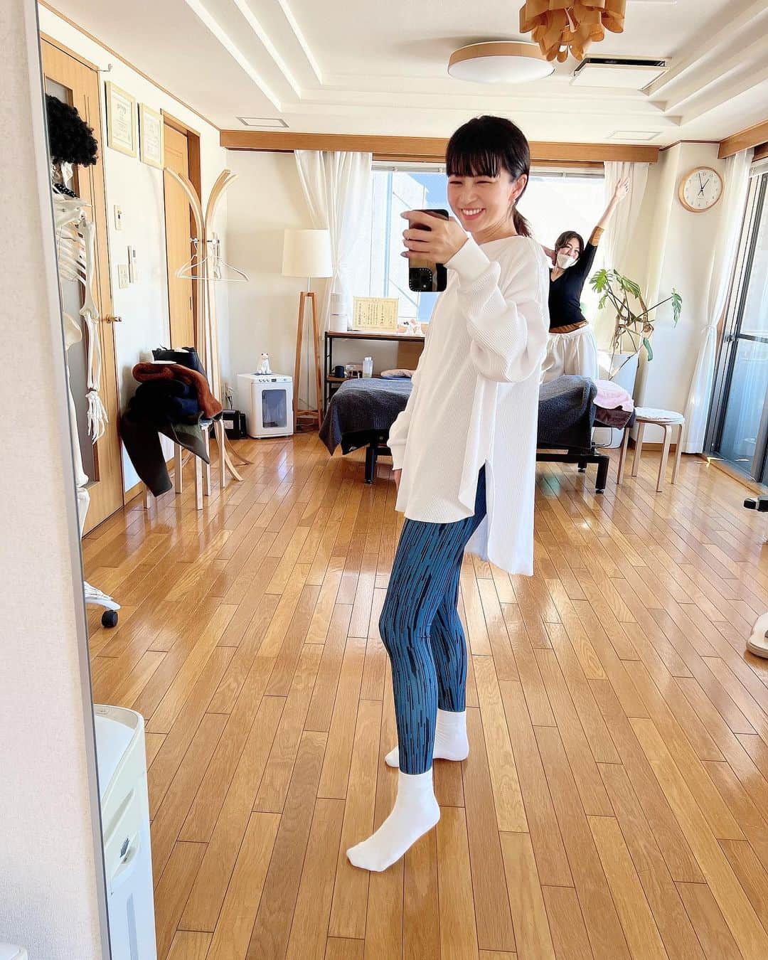 安田美沙子さんのインスタグラム写真 - (安田美沙子Instagram)「かなーり久々に行けたジャイロトニック✨  私に必要なもの。と思いながらも中々行けてなくて。  40歳になってホルモンバランスの変化なのか、体がかわった。。 落ちにくい、疲れやすい、腰回りにつきやすい、むくみやすい、生理がつらい。  でもこれは成熟なのだ！！  とポジティブに捉えて、この今の自分と、どう向き合って40代を過ごそうかと思ってます✨  ここからやで！  うしろにいるのは、綺麗でおもしろい師匠、keiさん🤍  @keiminoshima  #thanks #positive  #gyrotonic®  #40yearsold #寒くて靴下ぬげまてん」2月1日 23時21分 - yasuda_misako