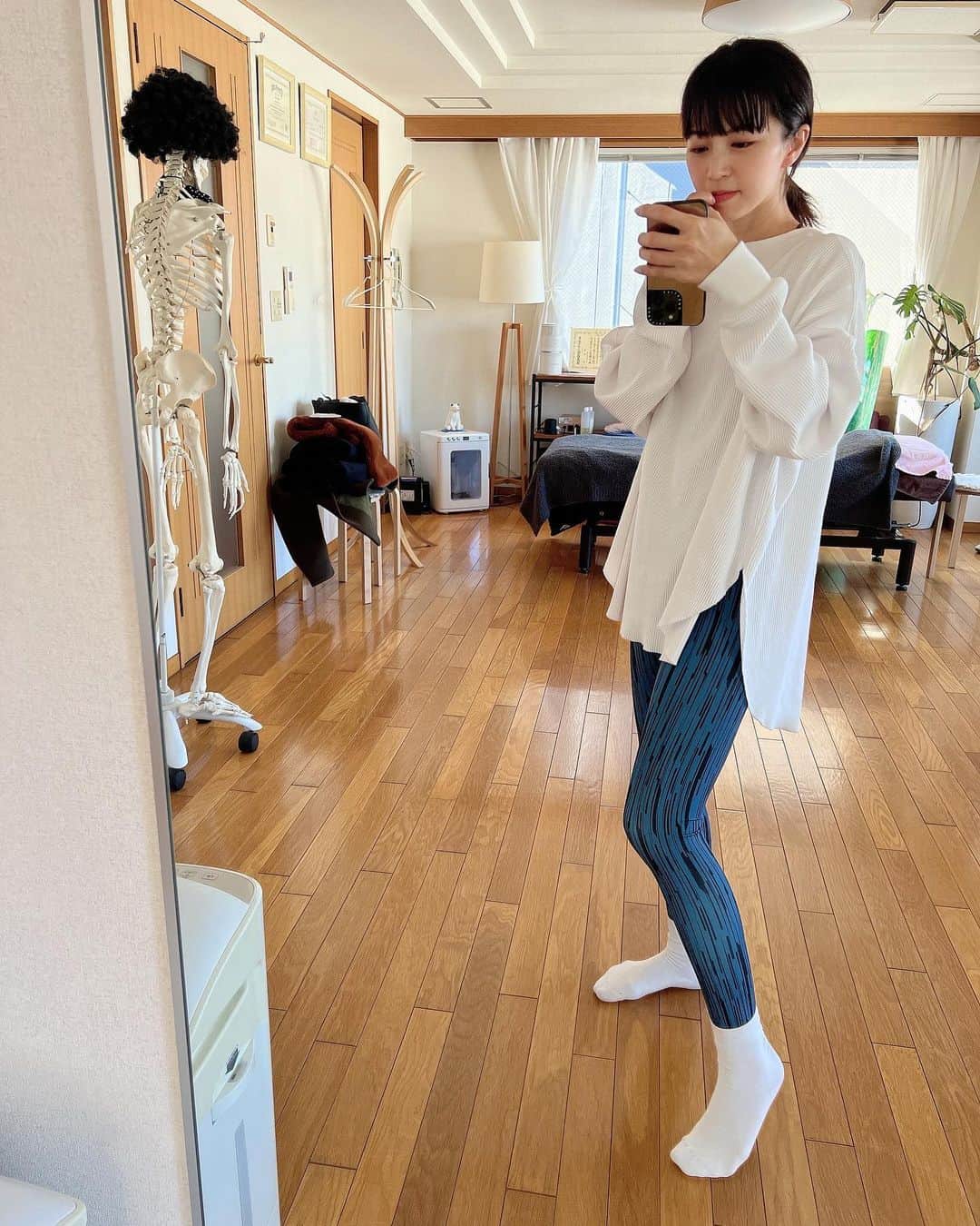 安田美沙子さんのインスタグラム写真 - (安田美沙子Instagram)「かなーり久々に行けたジャイロトニック✨  私に必要なもの。と思いながらも中々行けてなくて。  40歳になってホルモンバランスの変化なのか、体がかわった。。 落ちにくい、疲れやすい、腰回りにつきやすい、むくみやすい、生理がつらい。  でもこれは成熟なのだ！！  とポジティブに捉えて、この今の自分と、どう向き合って40代を過ごそうかと思ってます✨  ここからやで！  うしろにいるのは、綺麗でおもしろい師匠、keiさん🤍  @keiminoshima  #thanks #positive  #gyrotonic®  #40yearsold #寒くて靴下ぬげまてん」2月1日 23時21分 - yasuda_misako