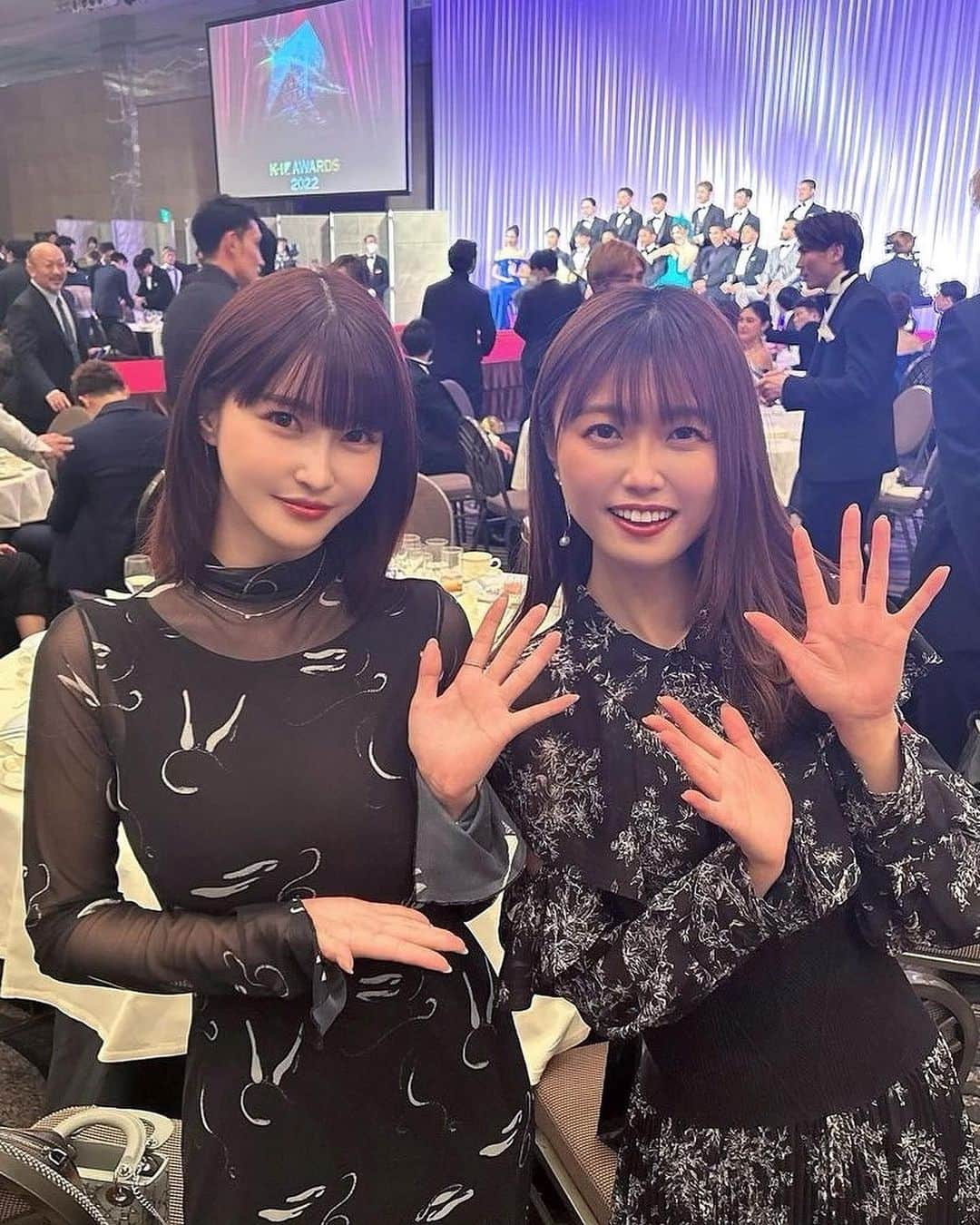 岸明日香さんのインスタグラム写真 - (岸明日香Instagram)「K-1 AWARDS 2022に招待して頂きました🥰 西澤アナと🫶 黒でおそろいコーデです🤭笑 とてもわくわくしたぁ✨ 2022年活躍された皆さん本当におめでとうございます💕  いつもお世話になっているプロデューサーの大木さん、先日Krushの解説でご一緒させて頂いたレオナペタス選手、佐藤嘉洋さん、みのりちゃん💕」2月2日 0時22分 - aspoo02