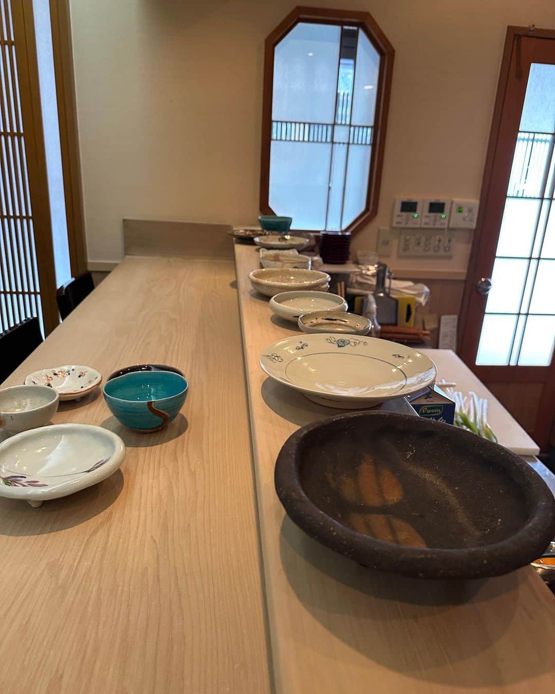 栗原はるみさんのインスタグラム写真 - (栗原はるみInstagram)「みなさんおはようございます。 昨日京都に来ましたよ〜。 思ったより寒くなくて暖かくて 立ち食い蕎麦屋へ 撮影をしているところ 新幹線からの富士山 雪景色した大文字 荒木義隆さんの器を使っている和食屋さんへ お昼ごはんのラーメン 締めは居酒屋へ 写真の順番はまちまちですがとっても楽しい一日を過ごしました。今日もこれからまた出かけますよー。 みなさん今日も楽しい一日を過ごしてね〜。 #栗原はるみ  #kuriharaharumi  玲児さんに居酒屋で食べた美味しいしめ鯖を食べさせたかった」2月2日 7時07分 - harumi_gram