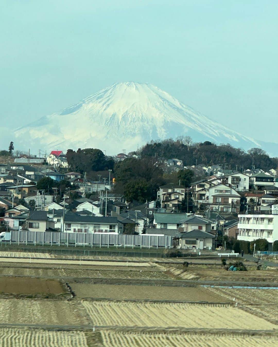栗原はるみさんのインスタグラム写真 - (栗原はるみInstagram)「みなさんおはようございます。 昨日京都に来ましたよ〜。 思ったより寒くなくて暖かくて 立ち食い蕎麦屋へ 撮影をしているところ 新幹線からの富士山 雪景色した大文字 荒木義隆さんの器を使っている和食屋さんへ お昼ごはんのラーメン 締めは居酒屋へ 写真の順番はまちまちですがとっても楽しい一日を過ごしました。今日もこれからまた出かけますよー。 みなさん今日も楽しい一日を過ごしてね〜。 #栗原はるみ  #kuriharaharumi  玲児さんに居酒屋で食べた美味しいしめ鯖を食べさせたかった」2月2日 7時07分 - harumi_gram