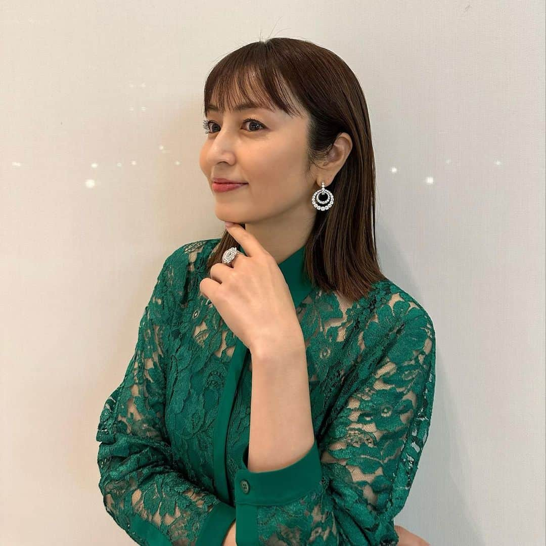 矢田亜希子さんのインスタグラム写真 - (矢田亜希子Instagram)「【オンエア】 2023年2月4日(土)21：00〜23：10 フジテレビ『TEPPEN 2023冬』 ブラウス・パンツ @akrisofficial ジュエリー @chopard サンダル @sergiorossi  #グリーン衣装#teppen#フジテレビ」2月2日 9時08分 - akiko_yada