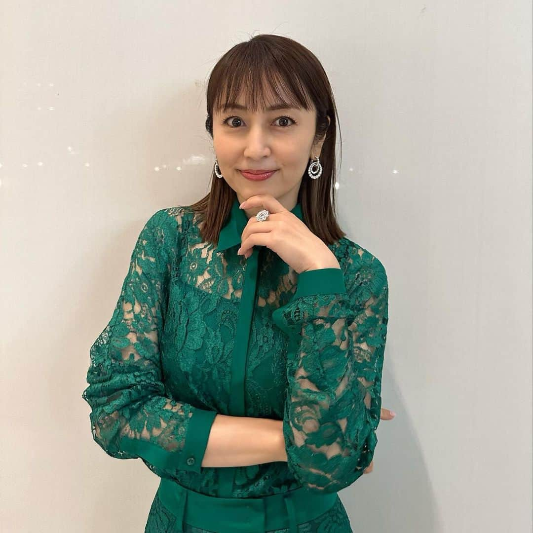 矢田亜希子さんのインスタグラム写真 - (矢田亜希子Instagram)「【オンエア】 2023年2月4日(土)21：00〜23：10 フジテレビ『TEPPEN 2023冬』 ブラウス・パンツ @akrisofficial ジュエリー @chopard サンダル @sergiorossi  #グリーン衣装#teppen#フジテレビ」2月2日 9時08分 - akiko_yada