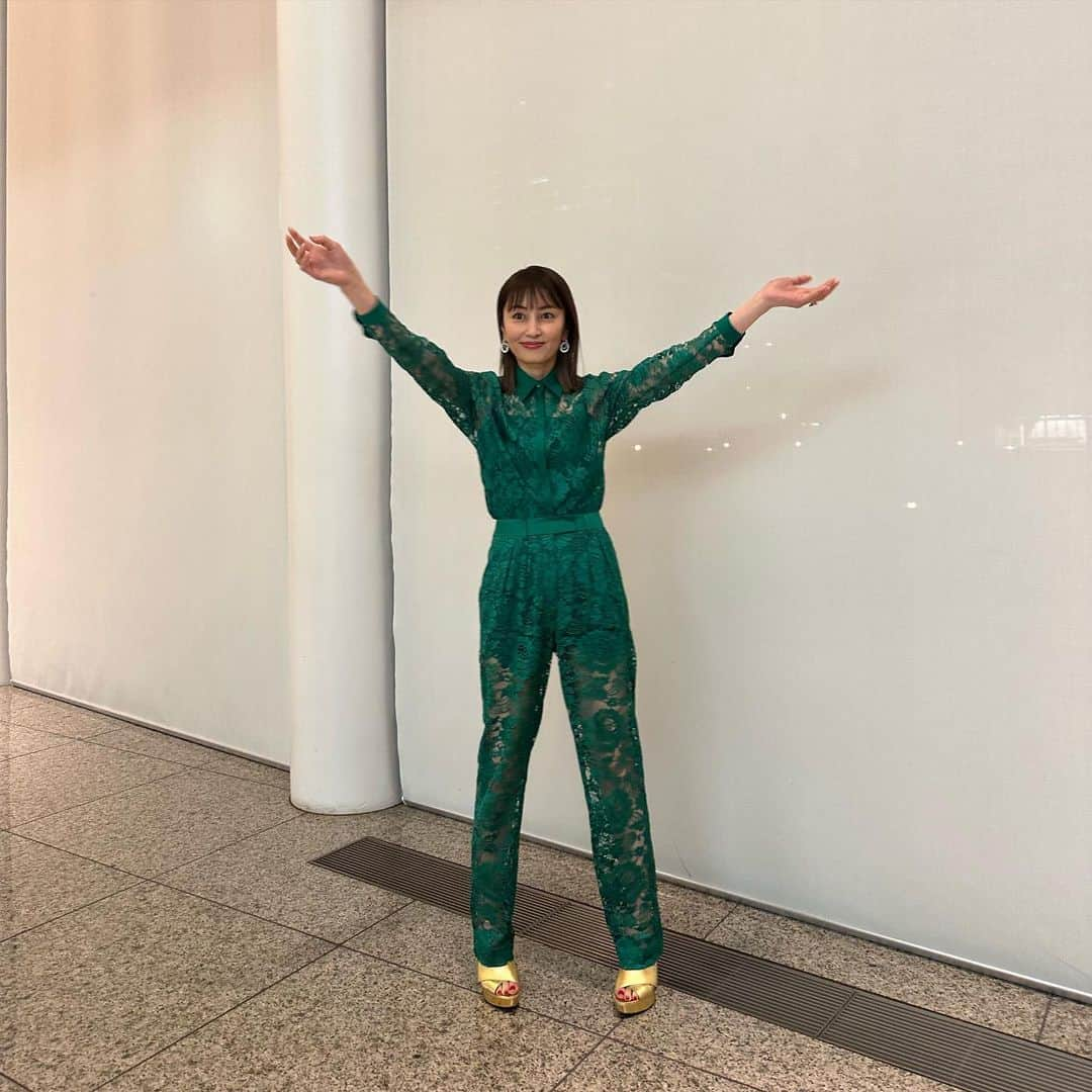 矢田亜希子さんのインスタグラム写真 - (矢田亜希子Instagram)「【オンエア】 2023年2月4日(土)21：00〜23：10 フジテレビ『TEPPEN 2023冬』 ブラウス・パンツ @akrisofficial ジュエリー @chopard サンダル @sergiorossi  #グリーン衣装#teppen#フジテレビ」2月2日 9時08分 - akiko_yada