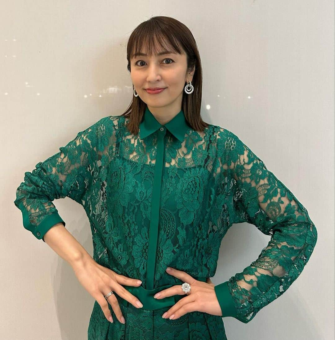 矢田亜希子さんのインスタグラム写真 - (矢田亜希子Instagram)「【オンエア】 2023年2月4日(土)21：00〜23：10 フジテレビ『TEPPEN 2023冬』 ブラウス・パンツ @akrisofficial ジュエリー @chopard サンダル @sergiorossi  #グリーン衣装#teppen#フジテレビ」2月2日 9時08分 - akiko_yada