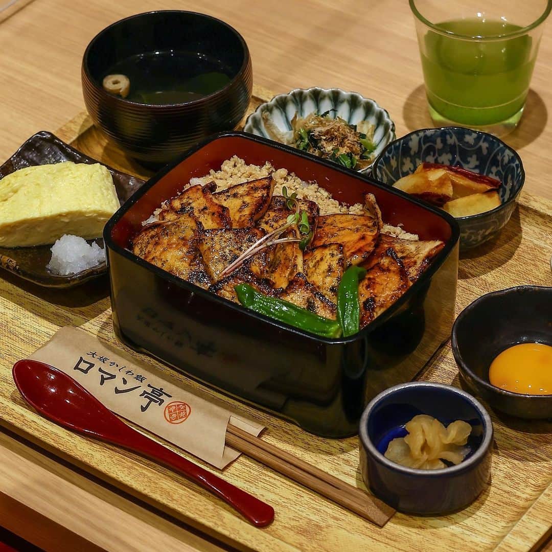 きょん。さんのインスタグラム写真 - (きょん。Instagram)「.  .  大坂かしわ飯ロマン亭 エキマルシェ店 @kashiwa_romantei  肉飯もうんんまいけど、 かしわ飯も劇的にうんんんまい、 さすがのロマン亭。  炙り焼きの下には、 自家製鶏そぼろが隠れていて、 一度味わっちゃったが最後、 食べ終えるまでお箸を持つ手が、 ノンストップでした。  店名:大坂かしわ飯ロマン亭 エキマルシェ店 住所:大阪府大阪市北区梅田3-1-1 JR大阪駅  #大坂かしわ飯ロマン亭#エキマルシェ#ロマン亭 #japanesegourmet#japanesefood #大阪ランチ#大阪グルメ #梅田グルメ#梅田ランチ#大阪駅グルメ#飯テロ」2月3日 7時30分 - kyon_tokiiro