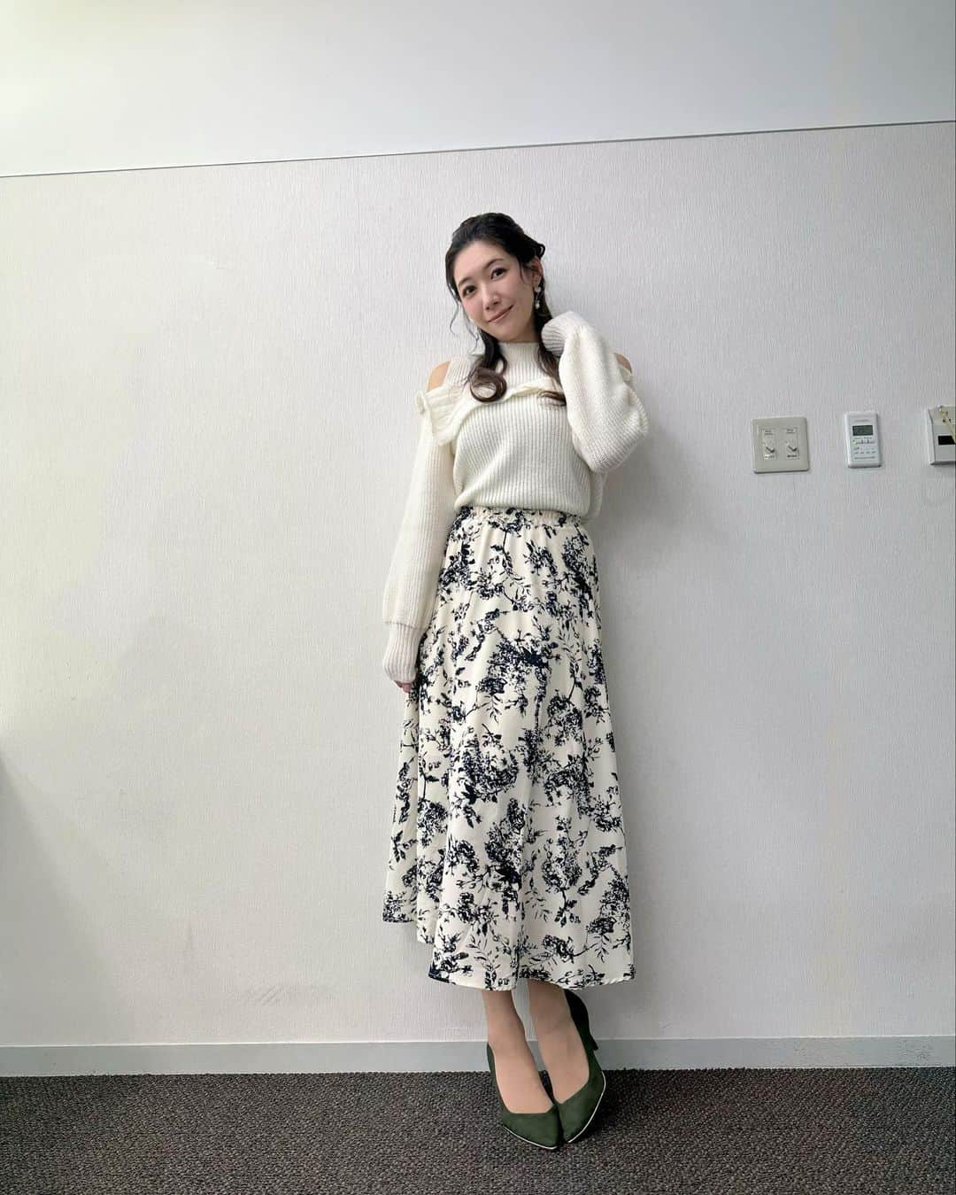 穂川果音さんのインスタグラム写真 - (穂川果音Instagram)「水曜アベプラ衣装👗 今日は北風がひんやりしますよ！ 明日にかけ気温が低いので、厚手のニットで暖かコーデがオススメです😊  #アベプラ　#気象予報士　#明日コレ着よコーデ　　#ほかのん #fashion #cordinate #天気　#ファッション 　#寒い日コーデ　#weatherreport #お天気コーデ　#2月コーデ　#衣装　 #アナウンサーコーデ　　#冬コーデ　#スカートコーデ 　#ニットコーデ #天気　#天気コーデ　#オープンショルダーニット  　#冬色コーデ　#お天気キャスター　#weatherforecast #お天気お姉さんコーデ　#170センチコーデ」2月2日 10時47分 - hokawakanonn