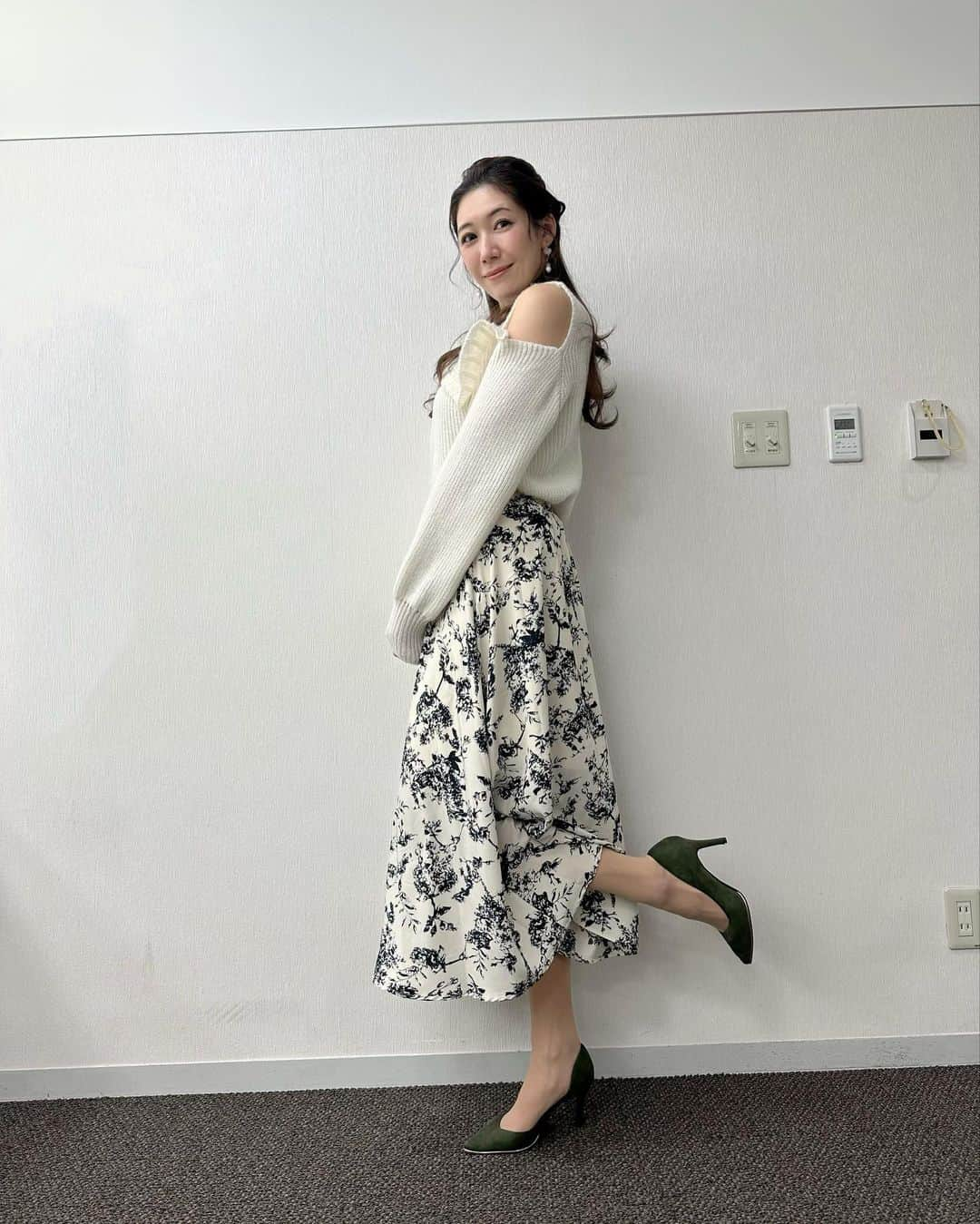 穂川果音さんのインスタグラム写真 - (穂川果音Instagram)「水曜アベプラ衣装👗 今日は北風がひんやりしますよ！ 明日にかけ気温が低いので、厚手のニットで暖かコーデがオススメです😊  #アベプラ　#気象予報士　#明日コレ着よコーデ　　#ほかのん #fashion #cordinate #天気　#ファッション 　#寒い日コーデ　#weatherreport #お天気コーデ　#2月コーデ　#衣装　 #アナウンサーコーデ　　#冬コーデ　#スカートコーデ 　#ニットコーデ #天気　#天気コーデ　#オープンショルダーニット  　#冬色コーデ　#お天気キャスター　#weatherforecast #お天気お姉さんコーデ　#170センチコーデ」2月2日 10時47分 - hokawakanonn