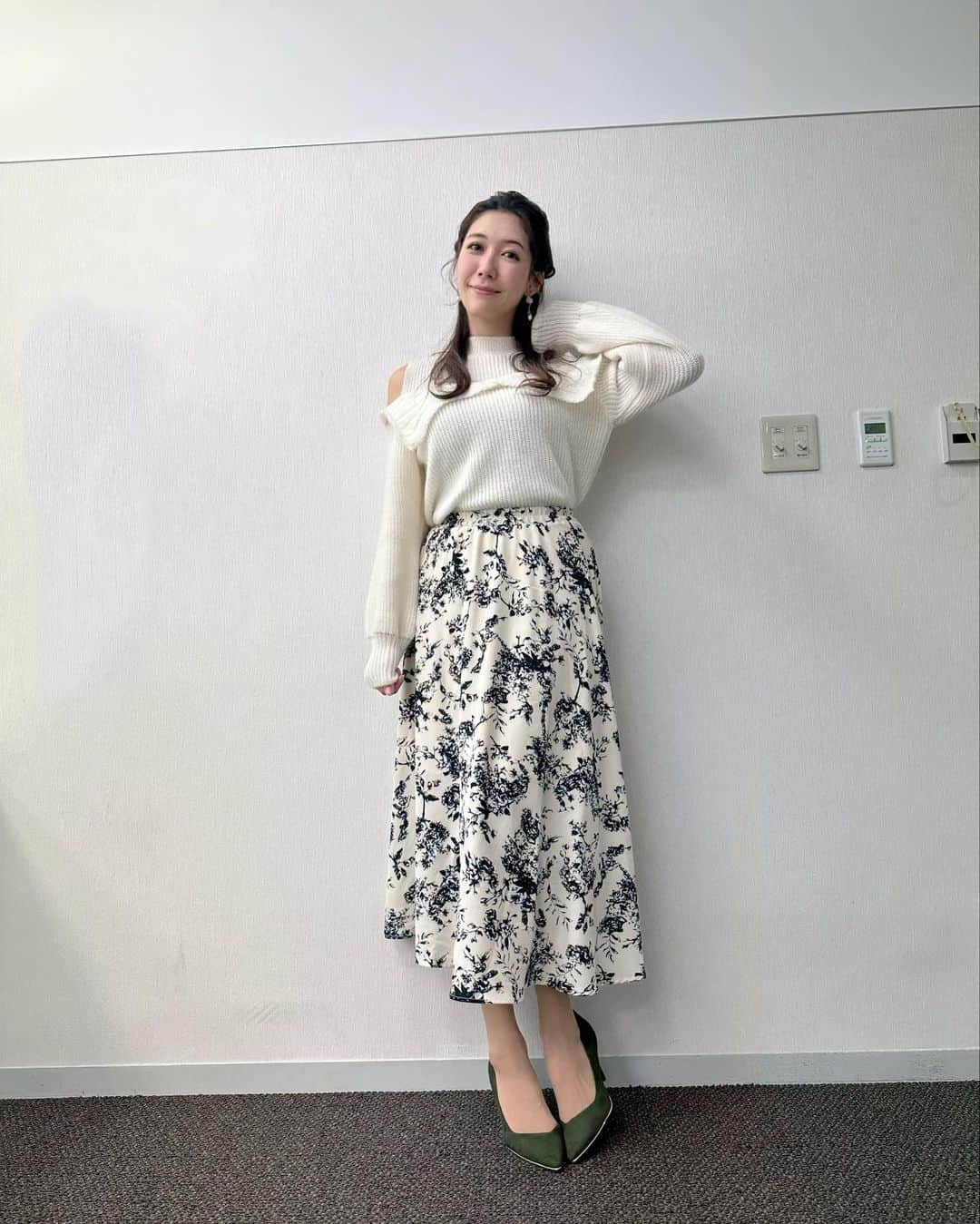 穂川果音さんのインスタグラム写真 - (穂川果音Instagram)「水曜アベプラ衣装👗 今日は北風がひんやりしますよ！ 明日にかけ気温が低いので、厚手のニットで暖かコーデがオススメです😊  #アベプラ　#気象予報士　#明日コレ着よコーデ　　#ほかのん #fashion #cordinate #天気　#ファッション 　#寒い日コーデ　#weatherreport #お天気コーデ　#2月コーデ　#衣装　 #アナウンサーコーデ　　#冬コーデ　#スカートコーデ 　#ニットコーデ #天気　#天気コーデ　#オープンショルダーニット  　#冬色コーデ　#お天気キャスター　#weatherforecast #お天気お姉さんコーデ　#170センチコーデ」2月2日 10時47分 - hokawakanonn