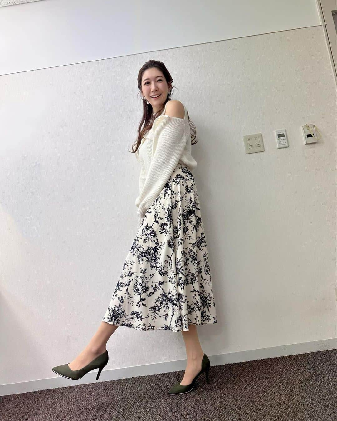 穂川果音さんのインスタグラム写真 - (穂川果音Instagram)「水曜アベプラ衣装👗 今日は北風がひんやりしますよ！ 明日にかけ気温が低いので、厚手のニットで暖かコーデがオススメです😊  #アベプラ　#気象予報士　#明日コレ着よコーデ　　#ほかのん #fashion #cordinate #天気　#ファッション 　#寒い日コーデ　#weatherreport #お天気コーデ　#2月コーデ　#衣装　 #アナウンサーコーデ　　#冬コーデ　#スカートコーデ 　#ニットコーデ #天気　#天気コーデ　#オープンショルダーニット  　#冬色コーデ　#お天気キャスター　#weatherforecast #お天気お姉さんコーデ　#170センチコーデ」2月2日 10時47分 - hokawakanonn