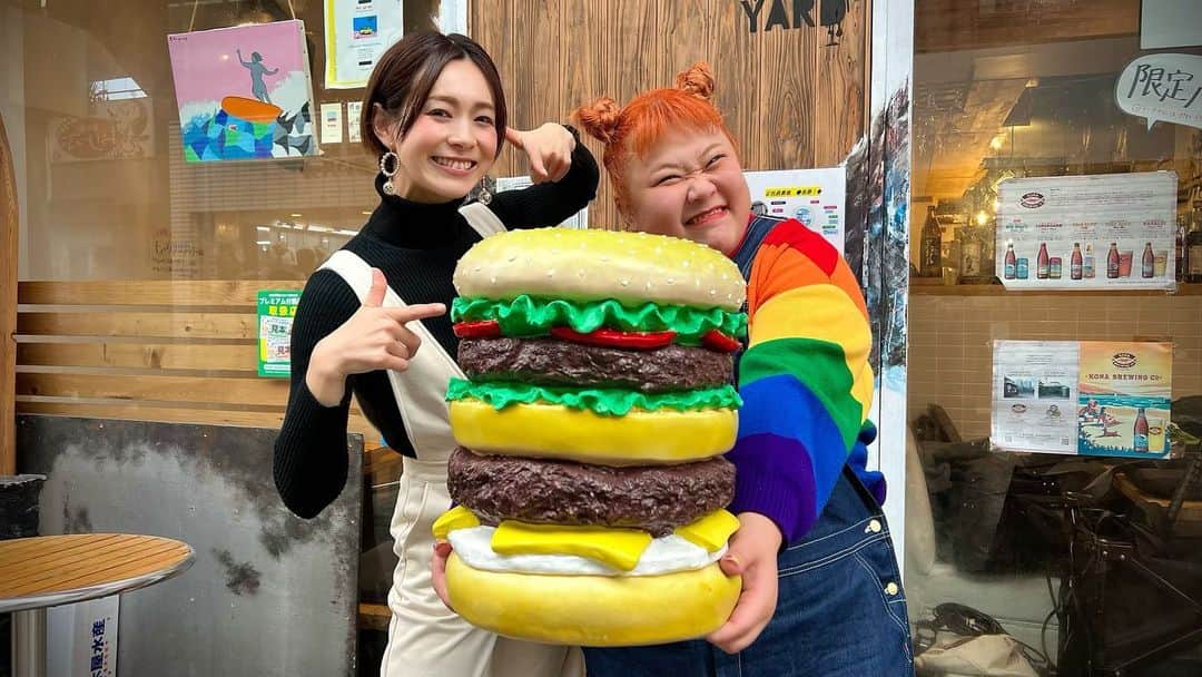 酒井瞳さんのインスタグラム写真 - (酒井瞳Instagram)「@yukipichi04 ゆきぴと初ロケ🍔  今回はゆきぴの大好きなハンバーガーをご紹介✨‼️  目の前で焼いて作ってくれる  大人も子どもも大興奮なわくわくするハンバーガー屋さんでした！  そして今月限定のゆきぴプロデュースバーガーも食べたよ！  その名も　"マカロニベーコンチーズバーガー" 名前の破壊力🤣‼️  わんぱくの皆さん @upperyard_theburgershop に集まれー😆  #宮崎 #宮崎グルメ #宮崎ランチ #若草通り #ハンバーガー #hamburger #🍔 #映え #ボリューム #大満足」2月2日 12時50分 - s.sakaihitomi