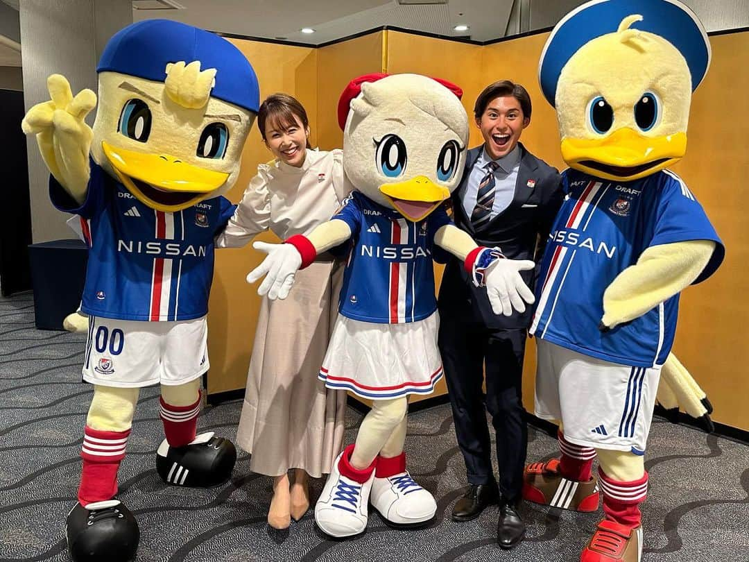 良原安美さんのインスタグラム写真 - (良原安美Instagram)「横浜Fマリノス　 キックオフパーティーの 進行を、 齋藤アナと務めました！⚽️ ⁡ 横浜市出身ということで、 お声がけ頂いて、 とても嬉しく、温かい時間でした😌🙏 ありがとうございました！！✨ ⁡ ⁡ (2枚目ガッツリ腕を確保されていて、個人的にツボ) ⁡ ⁡ #横浜Fマリノス #キックオフパーティー」2月2日 13時07分 - yoshiharaami