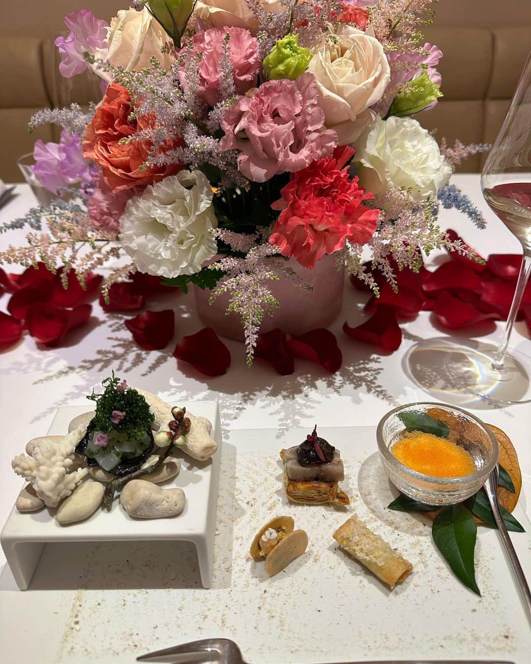 里美ゆりあさんのインスタグラム写真 - (里美ゆりあInstagram)「@minoru.hasegaw.orizinaru  さんが出掛ける広尾にあるフレンチレストラン @amandier_shirokane  さんに ご招待頂き　@miracle_ryo  と行ってきました🤗✨ リールにもお部屋を載せてますが お花に囲まれて美味しいフレンチを食べるって殆どの女性なら幸せな空間ですね🥰 特別な日にピッタリ✨ 料理も美味しくて全て一口から二口で完食ww そしてパティシエの　@mei.yokoishi  さんのデザートが 物凄く繊細で全てが可愛くて美味しい😆 マカロンに海苔を巻いたやつは何とも言えないナイスアイディア状態でした❣️美味しかったとばい〜❤️ またすぐ行きたい💕🤗 スタッフさん達 ありがとうございました‼️ ご馳走様でした❣️❣️❣️  #長谷川稔 #amandier  #広尾 #広尾グルメ  #個室 #花束 #特別な日 #サプライズ #フレンチ #french  #デート #date #グルメ #gourmet」2月2日 13時20分 - satomiyuria