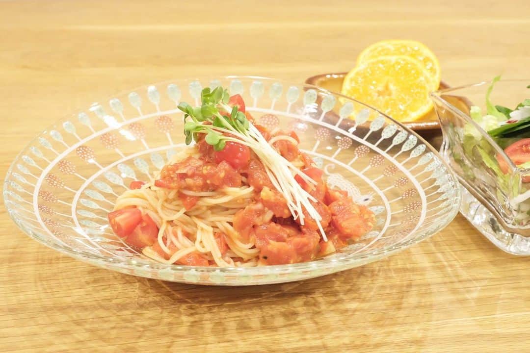 木村文乃 さんのインスタグラム写真 - (木村文乃 Instagram)「*** 今日のお昼ごはんでした。  どうしてもどうしても カッペリーニが食べたくて 作ってみたんだけど ほかのレシピでも試してみたいな。  ミニトマトのカッペリーニ 大根まぜサラダ、みかん  みんなは何パスタが好き？ 私は王道ミートソースです🍝」2月2日 14時47分 - fuminokimura_official