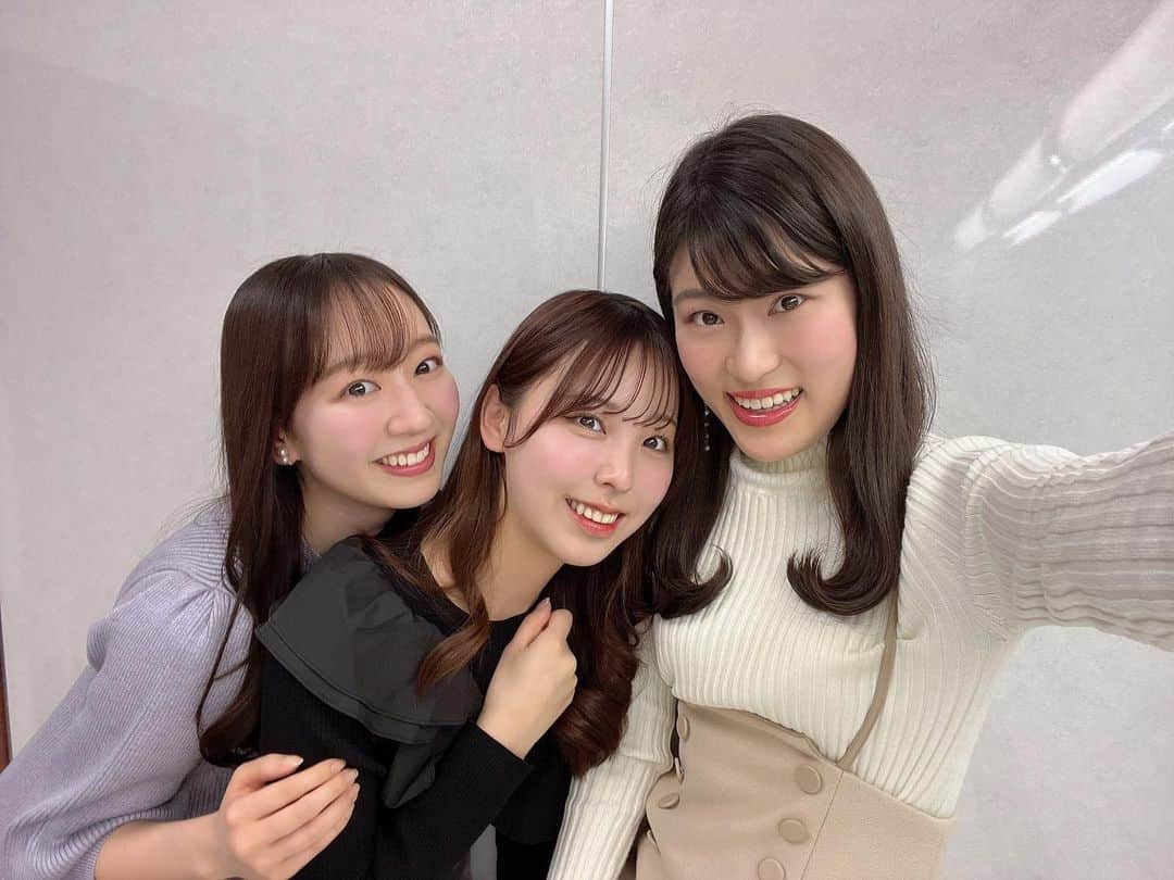 竹内里奈さんのインスタグラム写真 - (竹内里奈Instagram)「大好きなかわいい2人と チバテレの控室で🫶 ・ ・ ・ ・ ・ ・ ・ ・ ・ ・ #ザサンデー千葉市 #チバテレ #千葉市 #アナウンサー #女子アナ #女子アナコーデ #ジャンパースカート #ニットコーデ #リポーター  #佐々木若葉 #深山奈優 #竹内里奈」2月2日 16時19分 - rina.takeuch