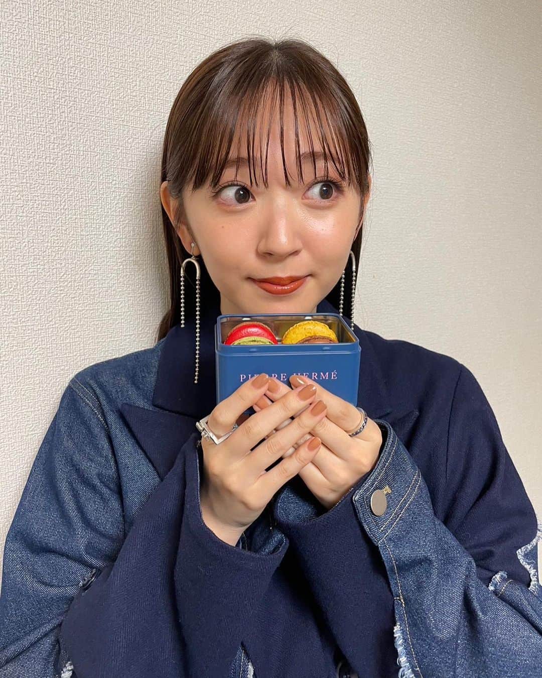 鈴木愛理さんのインスタグラム写真 - (鈴木愛理Instagram)「🥁 #クラシックTV 打楽器奏者の石若駿さんをゲストにお迎えする今回。  とにかく自由にいろんな楽器を奏でて、その場で作り出される音楽にワクワクする収録でした。石若さんの、その場の感覚を信じて創り出す時間を楽しむ姿が魅力的すぎて、あっという間に虜です☺︎  今夜！ぜひ！  jacket,skirt  @aula.aulaaila_official earring,silver ring  @e.m.__official silver square ring  @agu_accessories @higashiyamapr  mule  @charleskeith_jp #デニムのセットアップ可愛くてお気に入りでした  #この日の朝清塚さんが #あいりのエサ #と言ってオシャレすぎるお菓子をくれました笑 #ツンデレ代表みたいなやり口🤤笑 #私もそっと差し入れができるような大人になりたいです☺︎  #そしていろんな打楽器を映したかったから #めっちゃ引きにしてくれてると思うんだけど #石若さん遠すぎでは！！！！ #ズームしたら画質荒くなりました #笑  #最近の衣装たち」2月2日 17時17分 - airisuzuki_official_uf