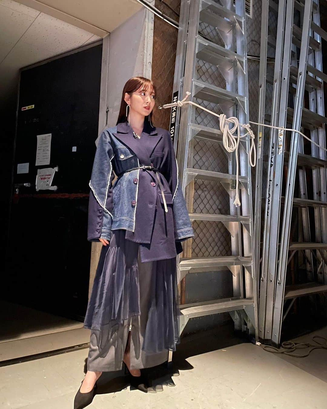 鈴木愛理さんのインスタグラム写真 - (鈴木愛理Instagram)「🥁 #クラシックTV 打楽器奏者の石若駿さんをゲストにお迎えする今回。  とにかく自由にいろんな楽器を奏でて、その場で作り出される音楽にワクワクする収録でした。石若さんの、その場の感覚を信じて創り出す時間を楽しむ姿が魅力的すぎて、あっという間に虜です☺︎  今夜！ぜひ！  jacket,skirt  @aula.aulaaila_official earring,silver ring  @e.m.__official silver square ring  @agu_accessories @higashiyamapr  mule  @charleskeith_jp #デニムのセットアップ可愛くてお気に入りでした  #この日の朝清塚さんが #あいりのエサ #と言ってオシャレすぎるお菓子をくれました笑 #ツンデレ代表みたいなやり口🤤笑 #私もそっと差し入れができるような大人になりたいです☺︎  #そしていろんな打楽器を映したかったから #めっちゃ引きにしてくれてると思うんだけど #石若さん遠すぎでは！！！！ #ズームしたら画質荒くなりました #笑  #最近の衣装たち」2月2日 17時17分 - airisuzuki_official_uf