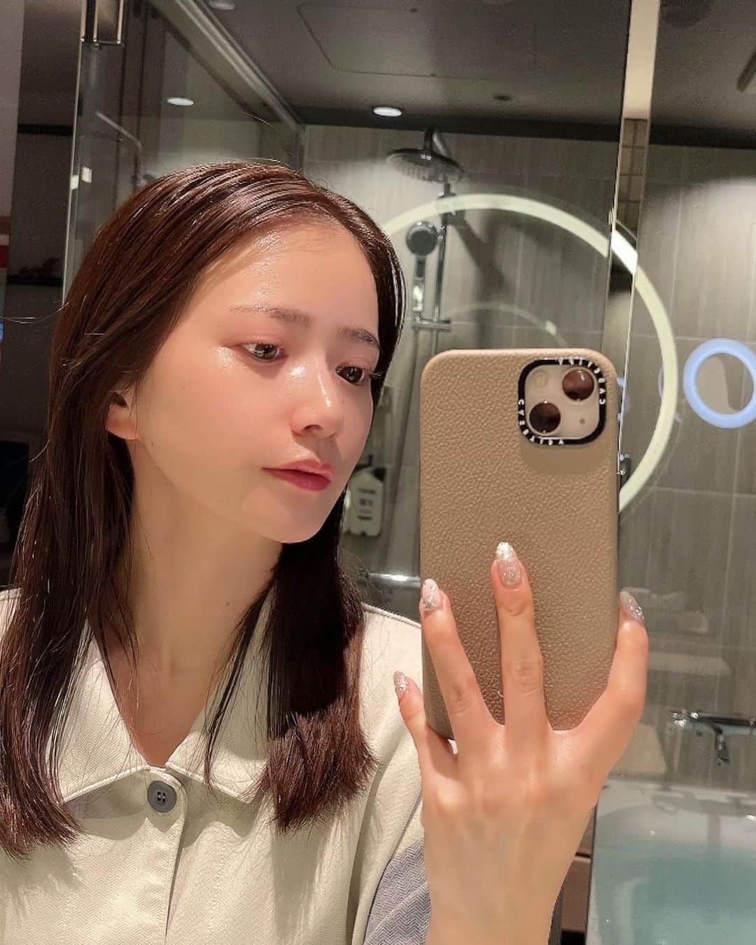 桑島 夢さんのインスタグラム写真 - (桑島 夢Instagram)「. 最近使っているスキンケアアイテム🪄  ☑︎トランシーノ薬用メラノシグナルエッセンス　 販売名：DS美容液d　〈医薬部外品〉　容量（30g）  @transino_jp   しみケア総合ブランドトランシーノから新美容液「メラノシグナルエッセンス」が登場します✨ 最近は特にしみに敏感になってきて、、スキンケアもしみ対策ができるものが嬉しい🥺 このメラノシグナルエッセンスはメラニン生成を抑制し、しみの根源に働きかけ、メラニン生成を抑制する美白美容液  -POINT- ① 肌荒れ防止有効成分としても再注目されている「トラネキサム酸」と肌荒れ防止有効成分グリチルリチン酸２Kを新配合でWの有効成分でアプローチ。 ② トラネキサム酸などの美容成分をより届けるための浸透*処方「進化型ナノカプセル*」を採用。より角質層にすばやく浸透します。 ③ ストレスなど、紫外線以外のしみのきっかけにも着目した成分を新配合。 ④ うるおいを感じられるミルクタイプのテクスチャーです。乾燥小じわを目立たなくします。＊効能評価試験済み  *美白:メラニンの生成を抑え、シミ・ソバカスを 防ぐこと *浸透:角質層まで *進化型ナノカプセル:オレイン酸ポリグリセリル、水添大豆リン脂質、フィトステロール（保湿）  肌なじみのいい乳液状のテクスチャーで 夜のスキンケアにプラスしています😌✨ 紫外線だけじゃなくストレスなどからもしみのきっかけがあるのでこれからしっかりとケアしていきます🥹💪🏻  #トランシーノ#メラノシグナルエッセンス#美白美容液#しみケア#美白ケア#トラネキサム酸#PR#スキンケア#コスメ#新作コスメ#美容液」2月2日 18時30分 - yumepi23
