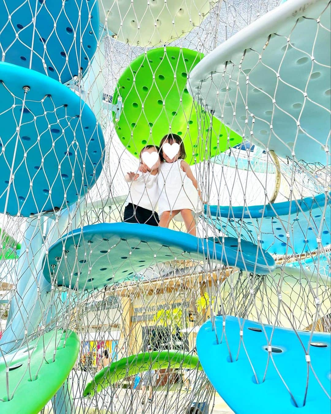 小林真由さんのインスタグラム写真 - (小林真由Instagram)「ハワイで子供達が喜んだスポットメモ🌴　　 前回行った時はまだ娘が6ヶ月だったので、今回が初の子連れという感じでとても楽しかった🍍 ⁡  ⁡ ① Honolulu zoo まず土曜日の限定ツアーへ。 それは子供達にはまぁまぁな雰囲気で🦓別日にただ芝生と公園へ遊びに行きました。 動物はあまり見れなくても😂、のんびり自然で遊ぶにはすごく良かった✨木登り大満喫！ ⁡ ⁡ ② Hawaii Children's Discovery Center 軽いキッザニアのような感じで子供たちはどハマり。換気などを考えると気になる方もいるかもしれないけど、仲良しのお友達とすごく楽しんでました♡ 　 ⁡ ③ Dole Plantation 私も10年以上ぶりのドール。トレインに乗ってパイナップルアイスを食べて、さくっと満喫🍍沢山買ったパイナップルアイスよりやっぱり全員ポテトに食いつく我が家。笑 ⁡ ⁡ ④ Sea life park Hawaii  娘はプールに入ってイルカと触れ合い、2歳の息子は触ったり餌をあげたり✨入らなくてもちゃんと触れ合えて可愛かった🐬🫶🏻 ⁡ ⁡ ⁡ ⑤アラモアナセンターのターゲット前の遊び場 子供たちが両サイドから登って途中で待ち合わせするのにハマり、後半毎日行きました。夕方になると出会うやつ行きたいー！というほど。 ばったり友達にも会えるくらい、子供たちみんな大好き☺️親は順番でターゲットにも行けるから助かった♡ ⁡ ⁡ あとは、プールと海な毎日🌴子連れハワイ情報DM頂いたのでまとめてみました💡 ⁡ ⁡ ⁡ #ファッション #コーデ #ママコーデ #女の子ママ #男の子ママ #ママライフ #コーディネート #４歳 #２歳 #ベビー #二人育児 #子連れ旅行 #旅行 #ハワイ旅行 #ハワイ #ホノルル動物園 #ドールプランテーション #アラモアナセンター」2月2日 17時45分 - mayukobayashii