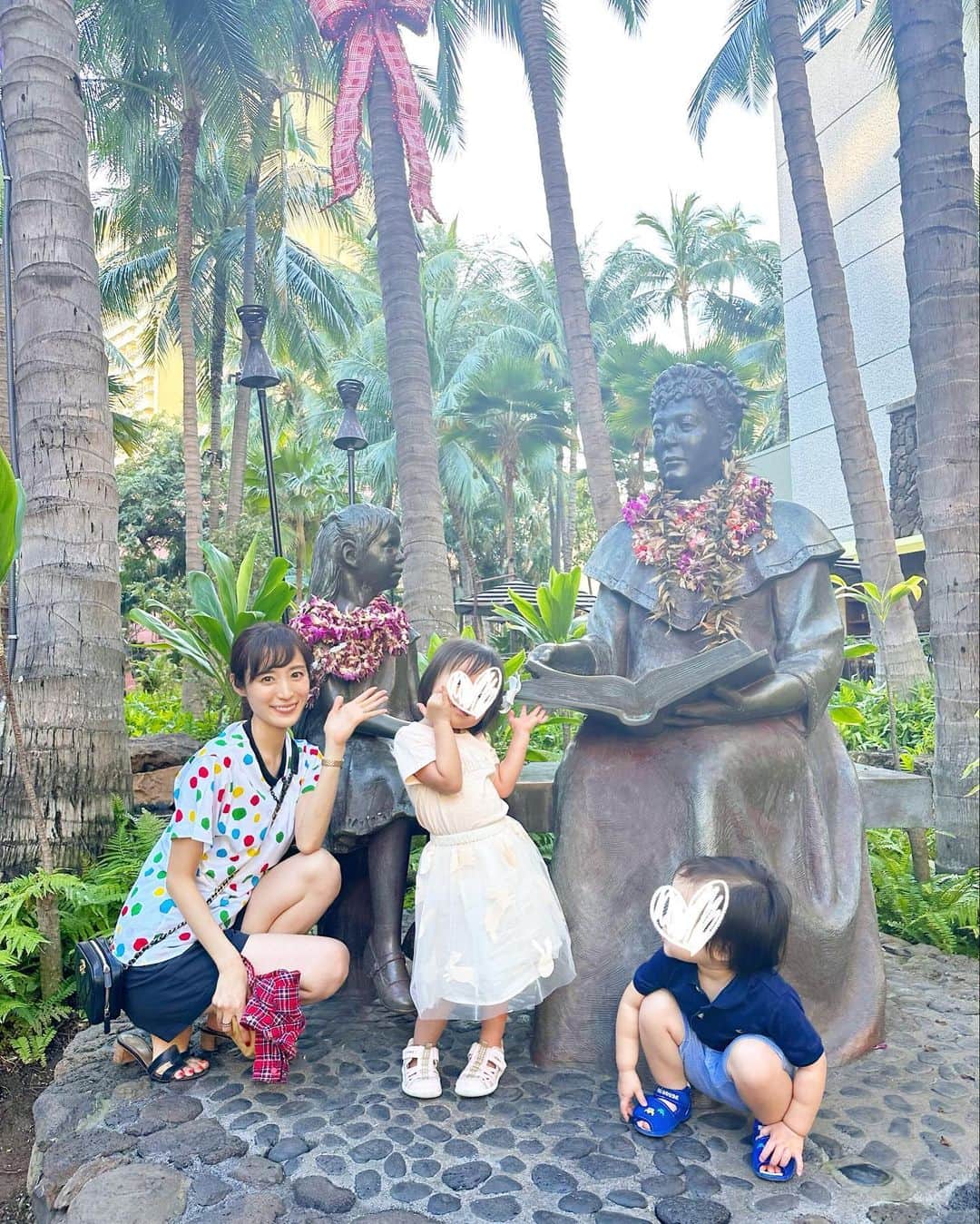 小林真由さんのインスタグラム写真 - (小林真由Instagram)「ハワイで子供達が喜んだスポットメモ🌴　　 前回行った時はまだ娘が6ヶ月だったので、今回が初の子連れという感じでとても楽しかった🍍 ⁡  ⁡ ① Honolulu zoo まず土曜日の限定ツアーへ。 それは子供達にはまぁまぁな雰囲気で🦓別日にただ芝生と公園へ遊びに行きました。 動物はあまり見れなくても😂、のんびり自然で遊ぶにはすごく良かった✨木登り大満喫！ ⁡ ⁡ ② Hawaii Children's Discovery Center 軽いキッザニアのような感じで子供たちはどハマり。換気などを考えると気になる方もいるかもしれないけど、仲良しのお友達とすごく楽しんでました♡ 　 ⁡ ③ Dole Plantation 私も10年以上ぶりのドール。トレインに乗ってパイナップルアイスを食べて、さくっと満喫🍍沢山買ったパイナップルアイスよりやっぱり全員ポテトに食いつく我が家。笑 ⁡ ⁡ ④ Sea life park Hawaii  娘はプールに入ってイルカと触れ合い、2歳の息子は触ったり餌をあげたり✨入らなくてもちゃんと触れ合えて可愛かった🐬🫶🏻 ⁡ ⁡ ⁡ ⑤アラモアナセンターのターゲット前の遊び場 子供たちが両サイドから登って途中で待ち合わせするのにハマり、後半毎日行きました。夕方になると出会うやつ行きたいー！というほど。 ばったり友達にも会えるくらい、子供たちみんな大好き☺️親は順番でターゲットにも行けるから助かった♡ ⁡ ⁡ あとは、プールと海な毎日🌴子連れハワイ情報DM頂いたのでまとめてみました💡 ⁡ ⁡ ⁡ #ファッション #コーデ #ママコーデ #女の子ママ #男の子ママ #ママライフ #コーディネート #４歳 #２歳 #ベビー #二人育児 #子連れ旅行 #旅行 #ハワイ旅行 #ハワイ #ホノルル動物園 #ドールプランテーション #アラモアナセンター」2月2日 17時45分 - mayukobayashii