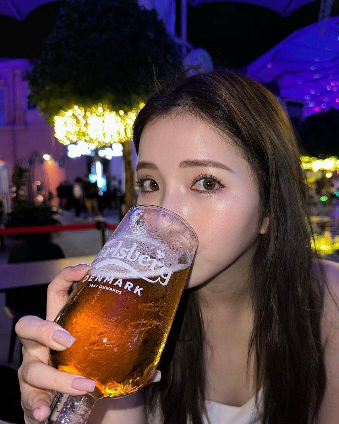 美女naviさんのインスタグラム写真 - (美女naviInstagram)「【美女navi ☻*】🍻Ʊ"-ʓ🍺 * * 今回ご紹介させていただく方は❤️ 南りほ さん ▶️▷ minami.riho  * * # Repost . . 最近ビールが好き🍻 このメイクポイントは、オレンジチーク🍊 . . 南りほ さん のアカウントには 他にも素敵な投稿が(*´﹀`) ぜひ覗いてみてくださいね🧡  * * * 美女navi掲載希望の方は⇒ @bijo_navi ❤️と # 美女navi 、# 美女ナビ タグ付け * 10代限定姉妹アカウント 美少女navi掲載希望の方は⇒ @bishojo_navi 💛と # ビショウジョナビ タグ付け * お願いします✨✨ * * 次回もお楽しみに...😍 * * #ストレートヘア #ロングヘア #さらさらヘアー #アイメイク #ビール好き #ビール女子 #外飲み #シンガポール旅行 #海外旅行 #お出かけコーデ #メイク #オレンジメイク #オレンジチーク  #ヘアケア #お酒好き女子  #赤リップ #ナチュラルメイク #ハーフメイク  #休日の過ごし方 #女子力アップ #女子力向上 #ナチュラルメイク #美意識 #美意識向上」2月2日 18時00分 - bijo_navi