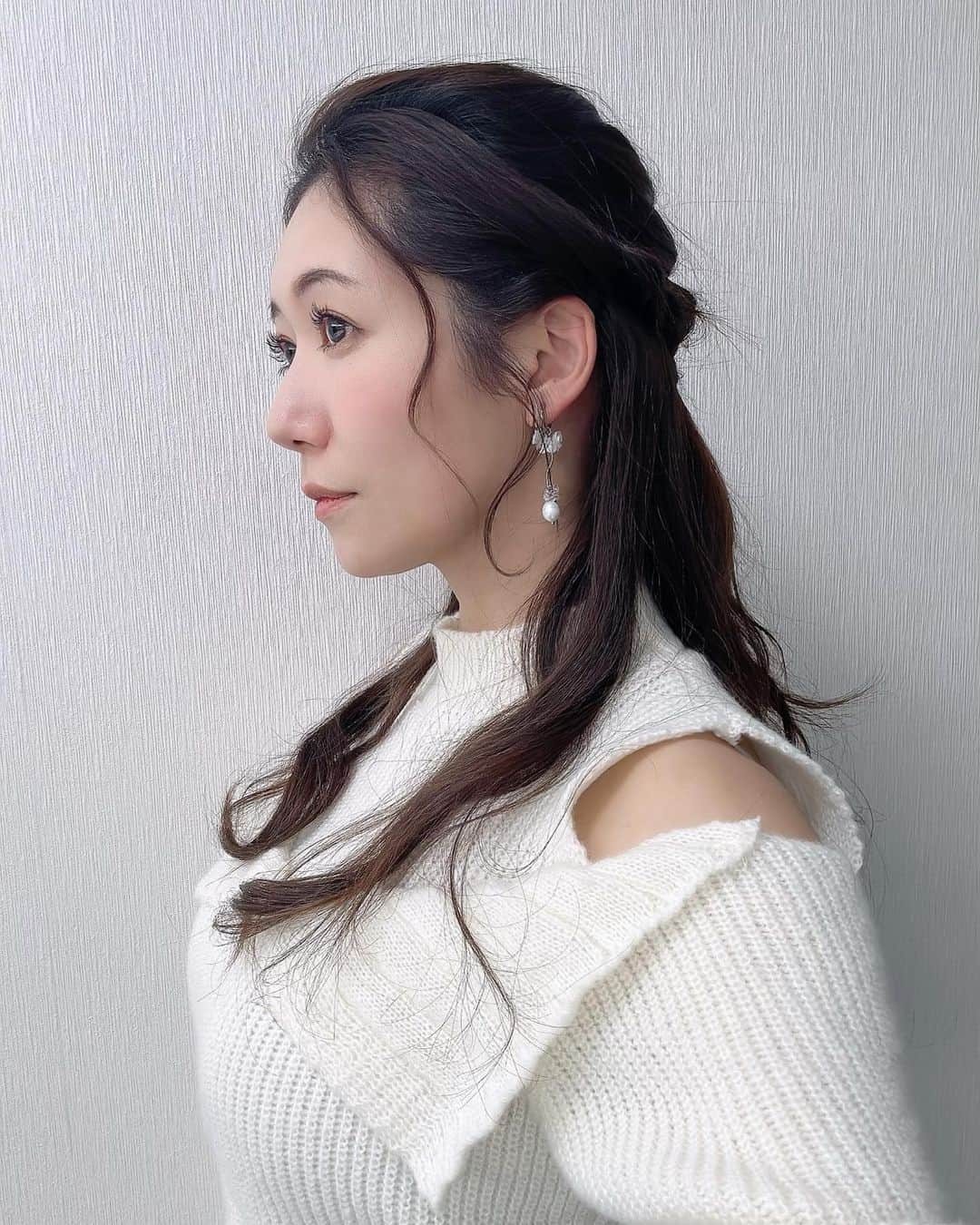 穂川果音さんのインスタグラム写真 - (穂川果音Instagram)「hairstyle  ハーフアップだよ〜  earrings→ @muku_accessory  #ナチュラルヘア #大人めコーデ #ダウンスタイル　#イヤリング　#ゆる巻きヘア　#アベプラ　#お天気お姉さんコーデ　#大人めヘアアレンジ #ゆる巻き　#ゆる巻きアレンジ #お天気キャスター　#hairstyle #hairarrange #2月コーデ #ハーフアップアレンジ」2月2日 18時32分 - hokawakanonn