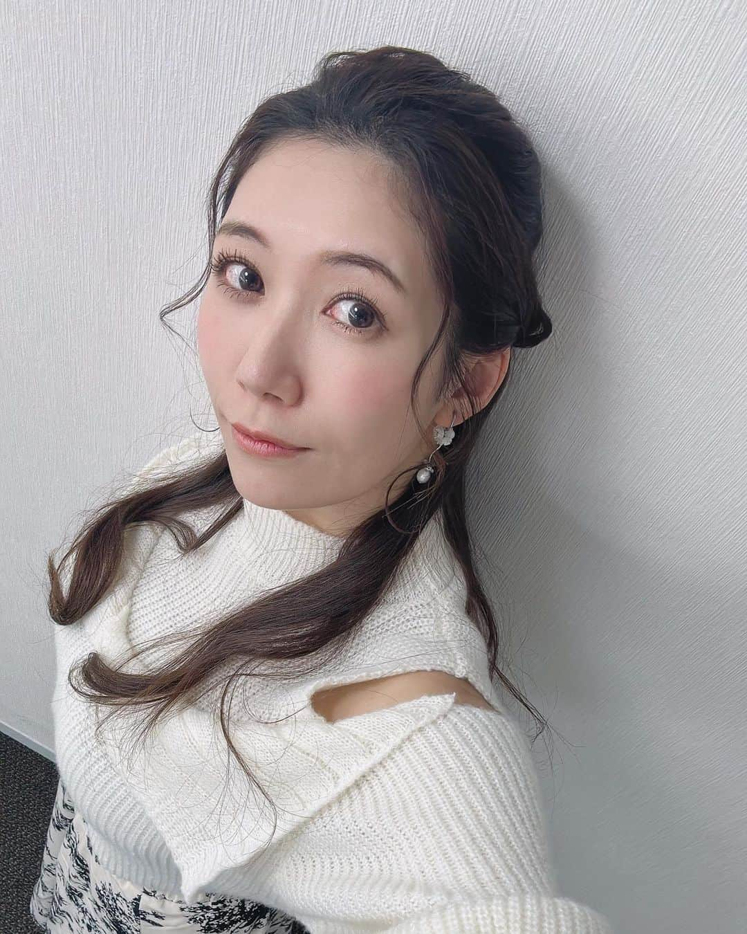 穂川果音さんのインスタグラム写真 - (穂川果音Instagram)「hairstyle  ハーフアップだよ〜  earrings→ @muku_accessory  #ナチュラルヘア #大人めコーデ #ダウンスタイル　#イヤリング　#ゆる巻きヘア　#アベプラ　#お天気お姉さんコーデ　#大人めヘアアレンジ #ゆる巻き　#ゆる巻きアレンジ #お天気キャスター　#hairstyle #hairarrange #2月コーデ #ハーフアップアレンジ」2月2日 18時32分 - hokawakanonn