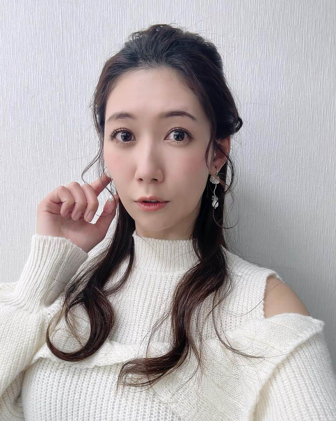 穂川果音さんのインスタグラム写真 - (穂川果音Instagram)「hairstyle  ハーフアップだよ〜  earrings→ @muku_accessory  #ナチュラルヘア #大人めコーデ #ダウンスタイル　#イヤリング　#ゆる巻きヘア　#アベプラ　#お天気お姉さんコーデ　#大人めヘアアレンジ #ゆる巻き　#ゆる巻きアレンジ #お天気キャスター　#hairstyle #hairarrange #2月コーデ #ハーフアップアレンジ」2月2日 18時32分 - hokawakanonn