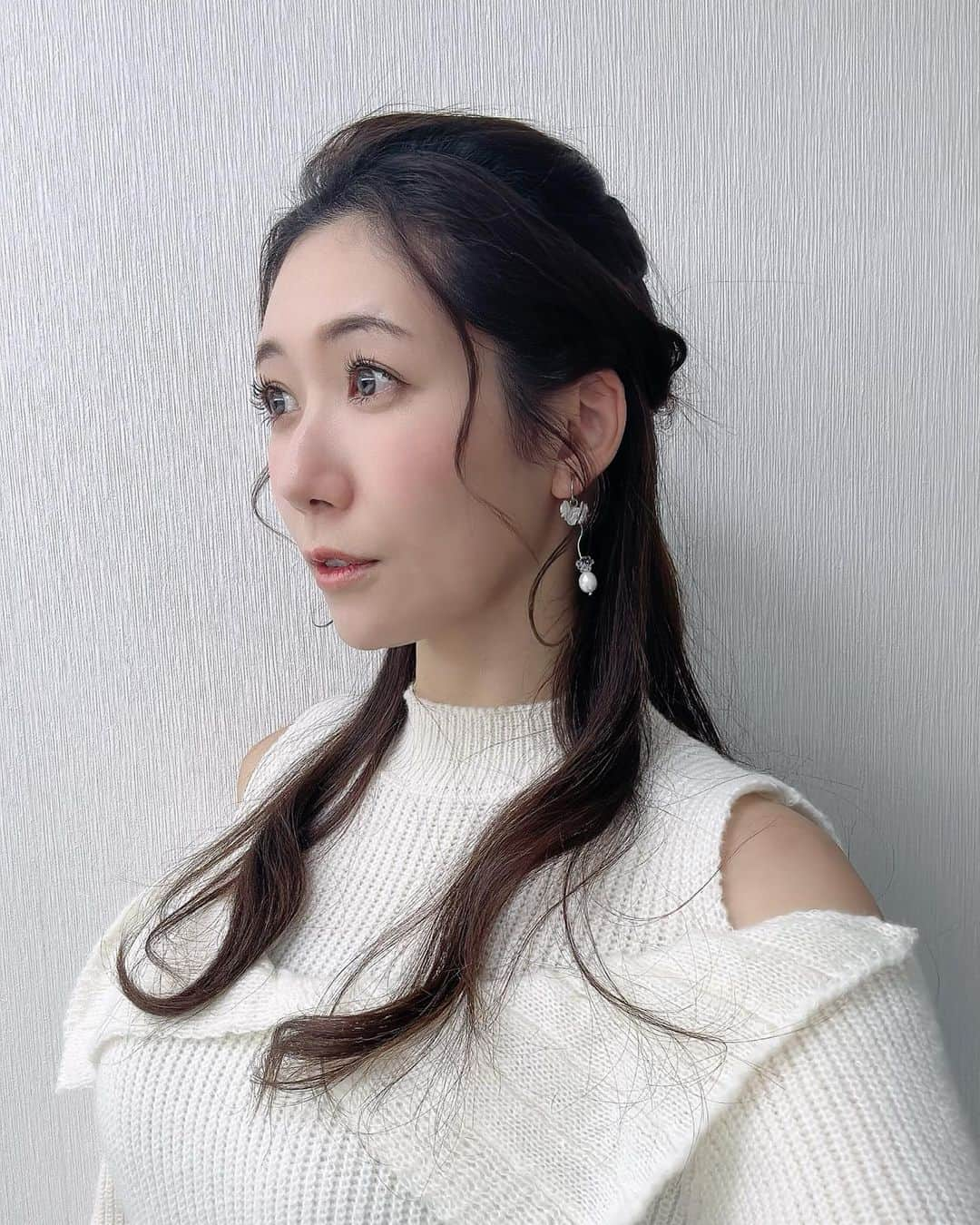 穂川果音さんのインスタグラム写真 - (穂川果音Instagram)「hairstyle  ハーフアップだよ〜  earrings→ @muku_accessory  #ナチュラルヘア #大人めコーデ #ダウンスタイル　#イヤリング　#ゆる巻きヘア　#アベプラ　#お天気お姉さんコーデ　#大人めヘアアレンジ #ゆる巻き　#ゆる巻きアレンジ #お天気キャスター　#hairstyle #hairarrange #2月コーデ #ハーフアップアレンジ」2月2日 18時32分 - hokawakanonn