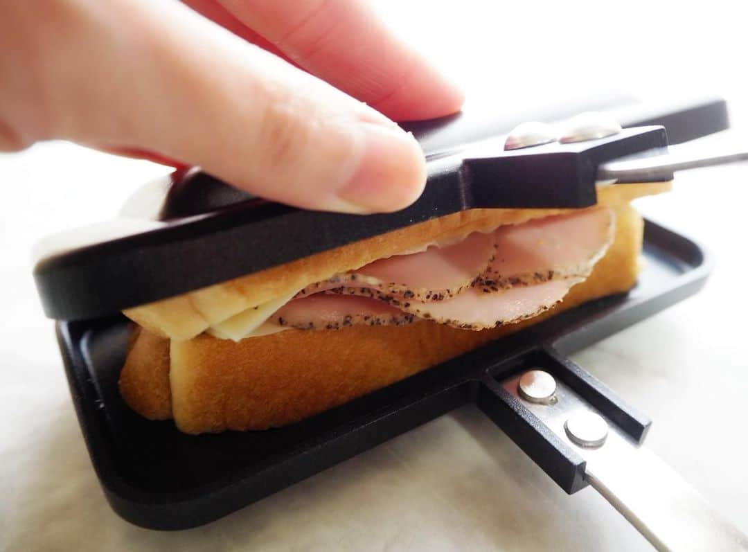 高木沙織さんのインスタグラム写真 - (高木沙織Instagram)「🥪 * ホットサンド♡ * 『ダイソー』 「ホットサンドメーカー（1枚焼き用）/1,100円」を使って ハム&チーズのホットサンド。 * 食パン1枚に 好きな具材を挟んだら 片面1〜2分 直火で焼くだけ。 カリカリで、キツネ色の焦げ目がいい感じにつきます。 * あんバターサンドも ホットサンドにすると 食感やバターの溶け具合が変わっていい^ ^ * 1枚焼きだと 食べ切るのにちょうどいいボリュームです。 * 普段はお米派なので 月1のパンは格別。 美味しすぎた。 * #ホットサンド #ホットサンドメーカー  #ホットサンド部  #ホットサンドイッチ  #ハムチーズ #あんバター #ダイソー #ダイソー購入品  #ホットサンドメーカー #hotsand  #food」2月2日 19時12分 - saori_takagi