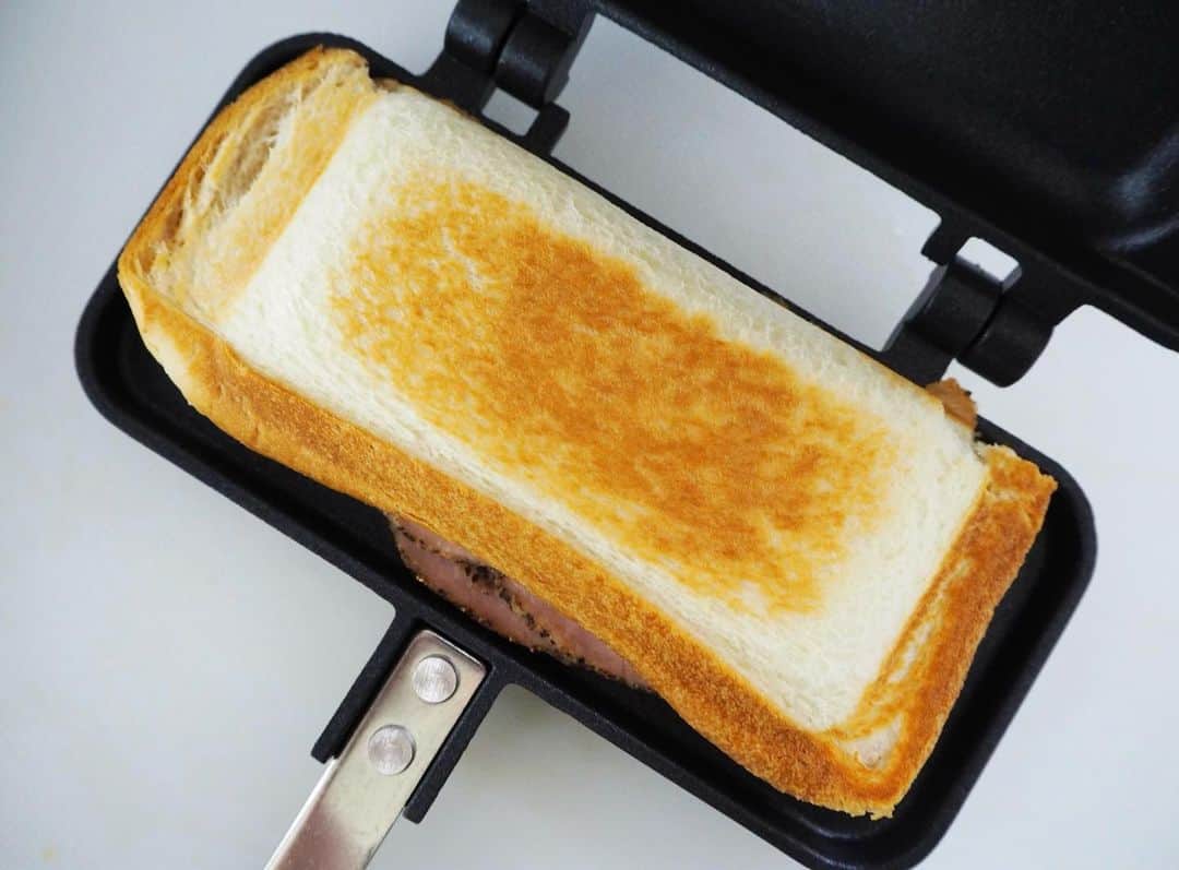 高木沙織さんのインスタグラム写真 - (高木沙織Instagram)「🥪 * ホットサンド♡ * 『ダイソー』 「ホットサンドメーカー（1枚焼き用）/1,100円」を使って ハム&チーズのホットサンド。 * 食パン1枚に 好きな具材を挟んだら 片面1〜2分 直火で焼くだけ。 カリカリで、キツネ色の焦げ目がいい感じにつきます。 * あんバターサンドも ホットサンドにすると 食感やバターの溶け具合が変わっていい^ ^ * 1枚焼きだと 食べ切るのにちょうどいいボリュームです。 * 普段はお米派なので 月1のパンは格別。 美味しすぎた。 * #ホットサンド #ホットサンドメーカー  #ホットサンド部  #ホットサンドイッチ  #ハムチーズ #あんバター #ダイソー #ダイソー購入品  #ホットサンドメーカー #hotsand  #food」2月2日 19時12分 - saori_takagi