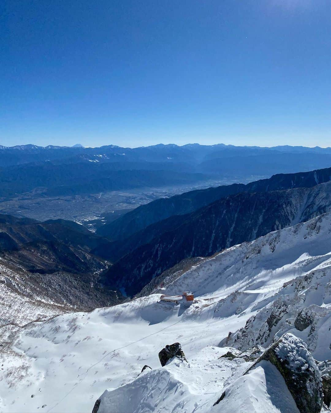 坂口佳穂さんのインスタグラム写真 - (坂口佳穂Instagram)「2月7日放送のアドベンチャー魂は 国際山岳ガイドの山岸慎英さんと 厳冬期の宝剣岳へ🏔  一般登山道ではなくサギダル尾根を登る バリエーションルートでの登山に挑戦🏔  山岸さんの山に対しての想いやガイドとしての想い、冒険心の強さ、前向きさのおかげで頑張れました✨  初めての雪山に、アイゼンに、岩登りに 途中足は竦み、半べそかきながらでしたが 素晴らしい景色と山岸さんの助けもありながらも自分の足で登ったという満足感、達成感はそんなことを忘れてしまうほどでした🤩  雪山の魅力をたっぷりと身をもって感じることができました🙌  @adventuretamashii_bstbs  #アドベンチャー魂#冒険家 #国際山岳ガイド#宝剣岳 #雪山登山#バリエーションルート #アルパインクライミング #サギダル尾根」2月2日 19時36分 - s_ka_ho