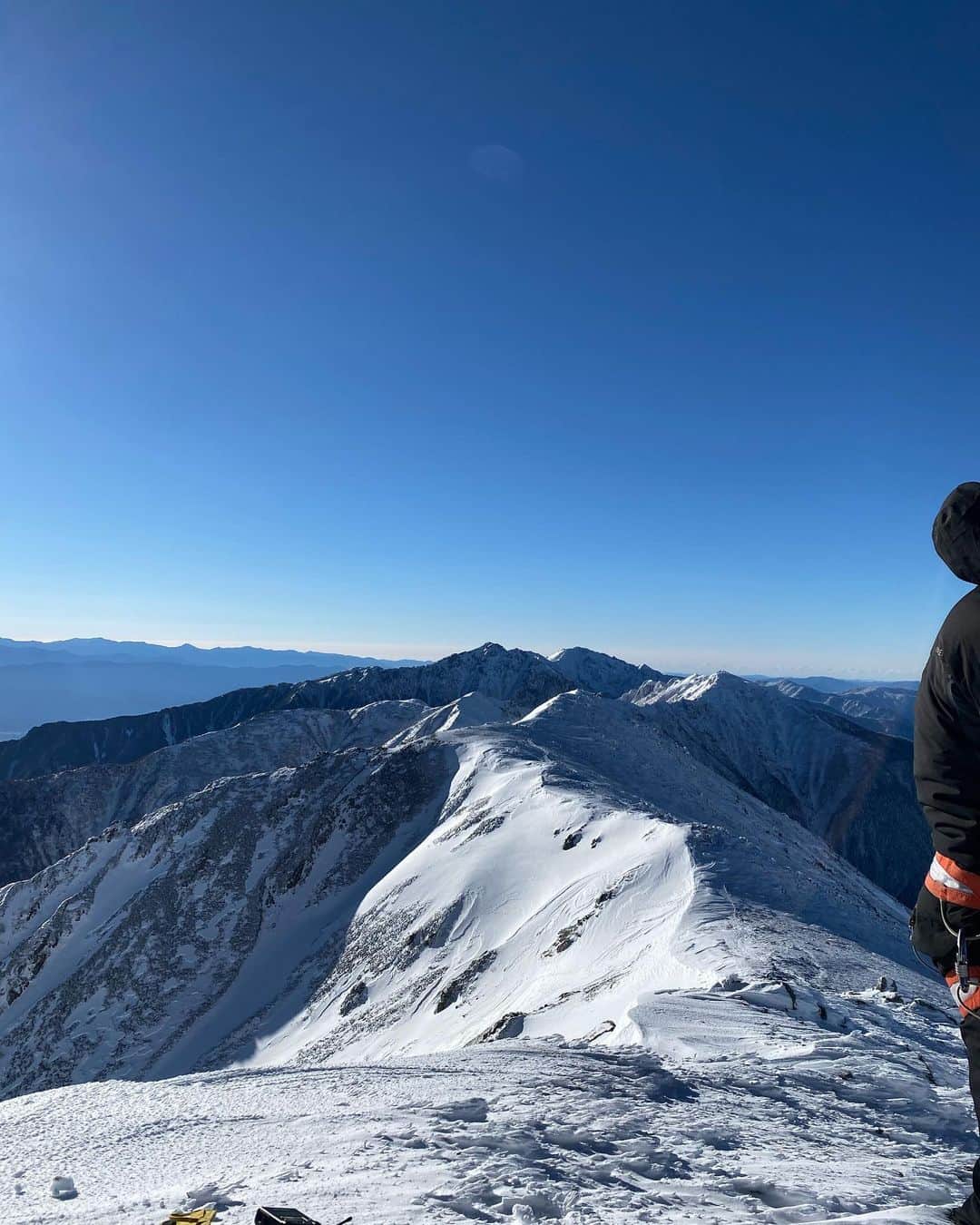 坂口佳穂さんのインスタグラム写真 - (坂口佳穂Instagram)「2月7日放送のアドベンチャー魂は 国際山岳ガイドの山岸慎英さんと 厳冬期の宝剣岳へ🏔  一般登山道ではなくサギダル尾根を登る バリエーションルートでの登山に挑戦🏔  山岸さんの山に対しての想いやガイドとしての想い、冒険心の強さ、前向きさのおかげで頑張れました✨  初めての雪山に、アイゼンに、岩登りに 途中足は竦み、半べそかきながらでしたが 素晴らしい景色と山岸さんの助けもありながらも自分の足で登ったという満足感、達成感はそんなことを忘れてしまうほどでした🤩  雪山の魅力をたっぷりと身をもって感じることができました🙌  @adventuretamashii_bstbs  #アドベンチャー魂#冒険家 #国際山岳ガイド#宝剣岳 #雪山登山#バリエーションルート #アルパインクライミング #サギダル尾根」2月2日 19時36分 - s_ka_ho