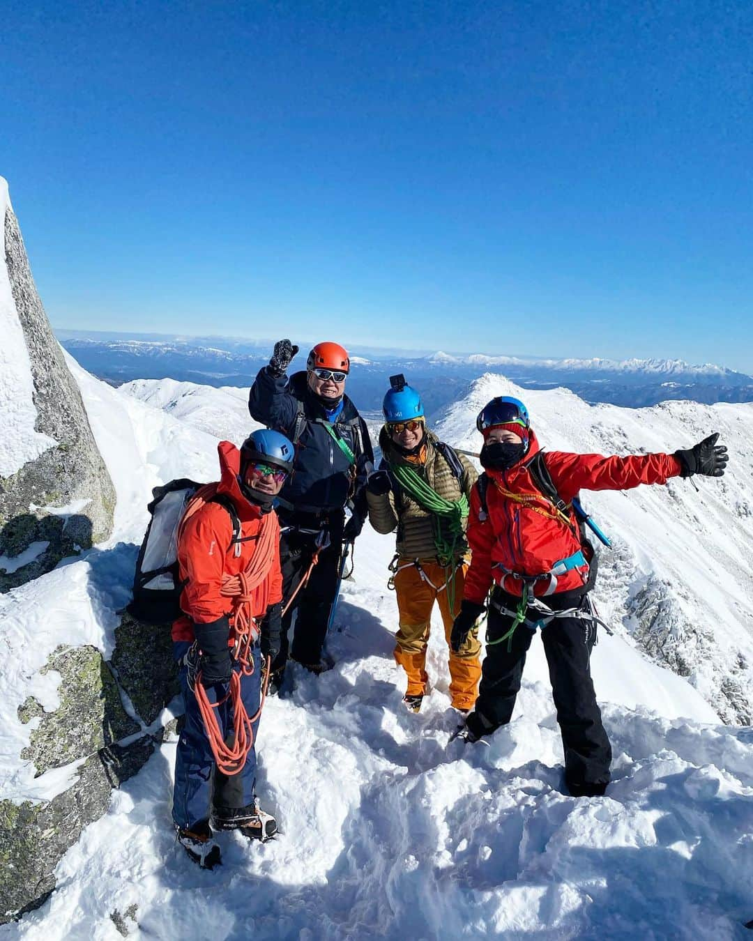 坂口佳穂さんのインスタグラム写真 - (坂口佳穂Instagram)「2月7日放送のアドベンチャー魂は 国際山岳ガイドの山岸慎英さんと 厳冬期の宝剣岳へ🏔  一般登山道ではなくサギダル尾根を登る バリエーションルートでの登山に挑戦🏔  山岸さんの山に対しての想いやガイドとしての想い、冒険心の強さ、前向きさのおかげで頑張れました✨  初めての雪山に、アイゼンに、岩登りに 途中足は竦み、半べそかきながらでしたが 素晴らしい景色と山岸さんの助けもありながらも自分の足で登ったという満足感、達成感はそんなことを忘れてしまうほどでした🤩  雪山の魅力をたっぷりと身をもって感じることができました🙌  @adventuretamashii_bstbs  #アドベンチャー魂#冒険家 #国際山岳ガイド#宝剣岳 #雪山登山#バリエーションルート #アルパインクライミング #サギダル尾根」2月2日 19時36分 - s_ka_ho