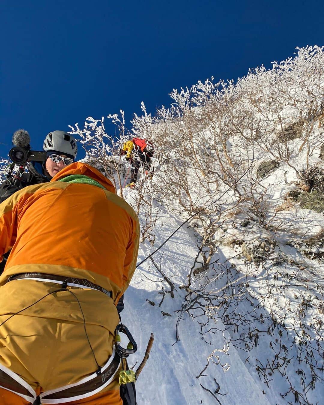 坂口佳穂さんのインスタグラム写真 - (坂口佳穂Instagram)「2月7日放送のアドベンチャー魂は 国際山岳ガイドの山岸慎英さんと 厳冬期の宝剣岳へ🏔  一般登山道ではなくサギダル尾根を登る バリエーションルートでの登山に挑戦🏔  山岸さんの山に対しての想いやガイドとしての想い、冒険心の強さ、前向きさのおかげで頑張れました✨  初めての雪山に、アイゼンに、岩登りに 途中足は竦み、半べそかきながらでしたが 素晴らしい景色と山岸さんの助けもありながらも自分の足で登ったという満足感、達成感はそんなことを忘れてしまうほどでした🤩  雪山の魅力をたっぷりと身をもって感じることができました🙌  @adventuretamashii_bstbs  #アドベンチャー魂#冒険家 #国際山岳ガイド#宝剣岳 #雪山登山#バリエーションルート #アルパインクライミング #サギダル尾根」2月2日 19時36分 - s_ka_ho