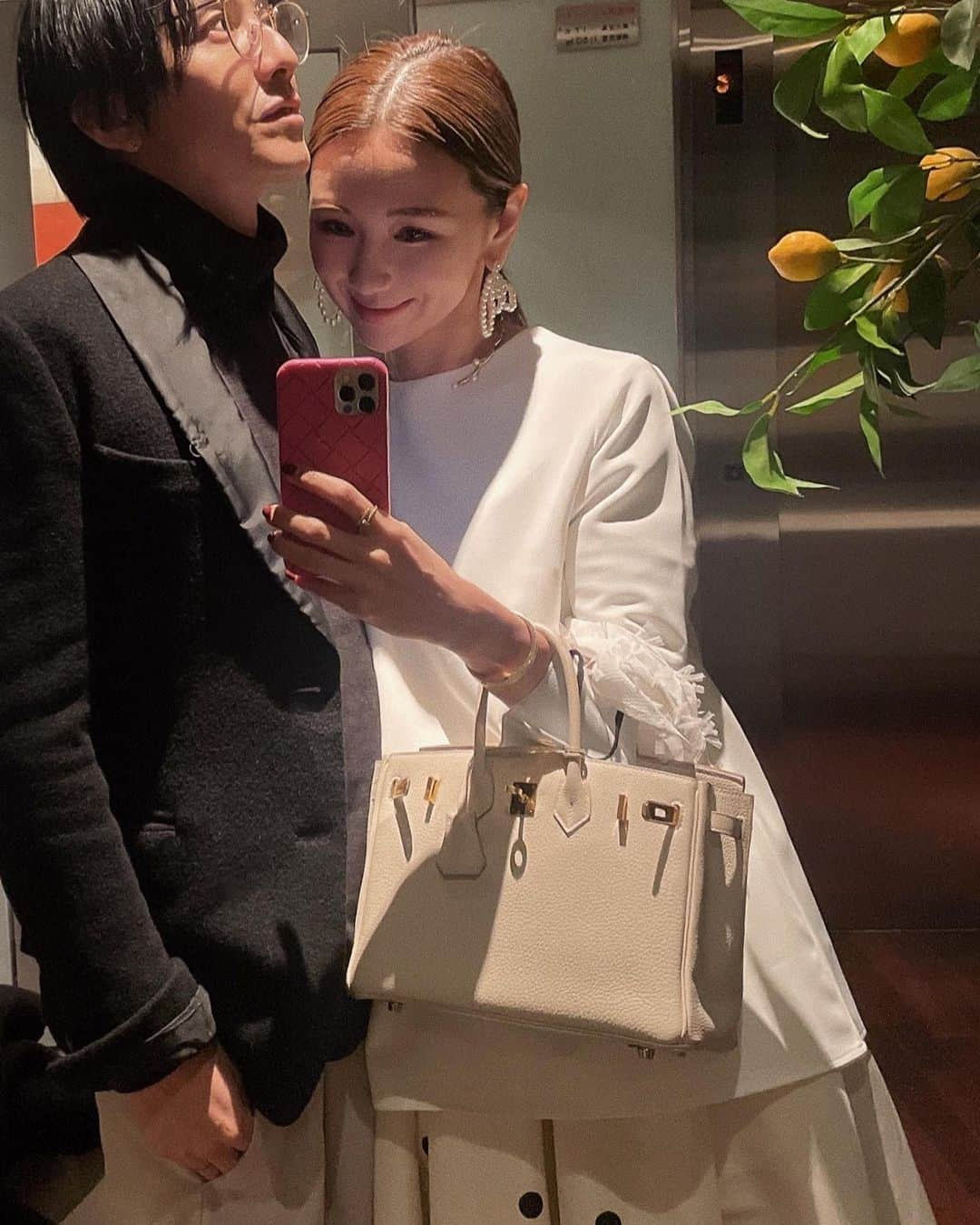 堀江直美さんのインスタグラム写真 - (堀江直美Instagram)「2.2 結婚記念日🫶🏻   結婚して12年、色んなことを乗り越えてって言いたいけど👨🏽との結婚生活はかなりフラット。笑  もちろん子育てや仕事で大変な事はあるけれどそんな時も波風立てず情緒を安定させてくれる。そんな存在🤣  お互い完璧じゃないし👨🏽は天然でお人好しですぐ泣くけどそんな時は私自身がしっかりしなきゃと我に返る。笑  最近は子育てに奮闘している時間も過ぎ2人の時間もぐっと増えた。改めて向き合える時間も新鮮で、子育に関しても見守りながら尊重しながら幼児期とは違った形で関わるようになっても家族を1番に思ってくれることが何より心強い。これからもよろしゅう💛🍋  #20230202 #結婚#結婚記念日#夫婦写真#부부#부부사진#결혼#결혼기념일  #夫婦時間#夫婦#結婚#結婚記念日#weddinganniversary#記念日#日々のこと#日々の暮らし」2月2日 20時38分 - naomiiiiiiiiiiii