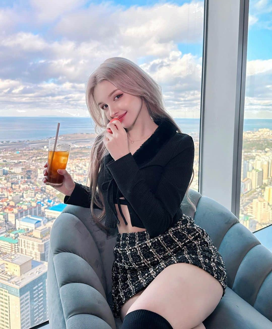 Elina 엘리나 (エリナ) さんのインスタグラム写真 - (Elina 엘리나 (エリナ) Instagram)「It’s a really nice holiday🥹💕 호캉스 제대로  하려고 #제주그랜드하얏트 왔당 라운지 38에서 내가 싸랑하는 디저트랑 커피 맘컷 마시면서 사진 찰칵 📸  #협찬 #그랜드하얏트제주 #제주드림타워 #grandhyattjeju」2月2日 21時16分 - elina_4_22