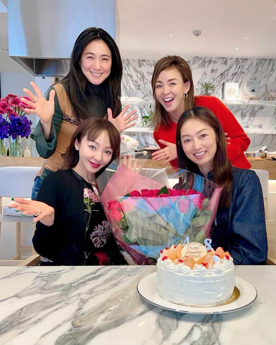 神田うのさんのインスタグラム写真 - (神田うのInstagram)「ティーンモデルの頃からのお友達佳代💕のお誕生日を同じくプチモだったSHIHOちゃん💕とさおりちゃん💕とご一緒にお祝い致しました😊🥂  大人になった私達ですが30年経った今でも会えばティーンの頃にタイムスリップ🤣 楽しいひと時でした☺️✨  同じ歳の佳代💕も48歳❣️私もすぐ後を追います🤣  今年年女の私達ピョンピョン楽しんで行き（生き）ましょうね❤️佳代💕おめでとう㊗️🎉🍾☺️  @kayo_unicorno  @shiho_style  @saori_suwa_oishiiomiso   さおちゃん💕がアレンジご手配して下さったレンタルルーム『NOTA』はキッチン有り、生花有り、ピアノ🎹有りのとても素敵な空間でしたよ☺️  出張レストランの石部オーナーシェフ💕まだお若いのになかなか感性のある方でお料理も美味しかったです☺️ これからのご活躍が楽しみなシェフ💕です😊  それからお部屋に飾ってある生花は花瓶付き（花瓶ごと）購入出来るようになっており、可愛いガーベラを連れて帰りました😊  NOTA @nota_lifedesign @nota_luxuryspace @bonebroth_pbb  #NOTA#外苑前#rentalspace#studio #piano#lesson#gallery#selection#wine#champagne#ボーンブロス専門店 #スープ生活 #pave#バースデーランチ#バースデーランチ会#happybirthday#お誕生日おめでとう#山本佳代子 ちゃん#SHIHO ちゃん#諏訪さおり ちゃん#神田うの#unokanda#プチモ#プチセブンモデル」2月2日 23時02分 - unokandaofficial