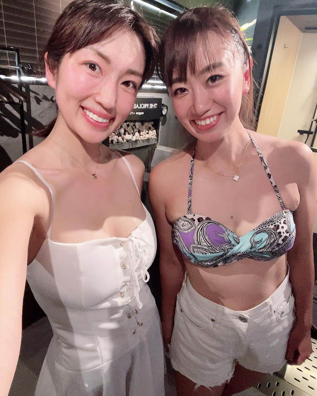 庄司ゆうこさんのインスタグラム写真 - (庄司ゆうこInstagram)「月に一度のお楽しみ❤️ 友達とサウナでカラオケ🎤✨ サウナ好きな人はもちろん、カラオケ好きの人もサウナで歌うってこんなに気持ちいいんだーって絶対ハマる！笑 この日一緒に行った樹里ちゃんはすっかりハマってました🤣❣️ これを考えたエステプロラボの @sasakisasakihiroyuki 佐々木会長は本当に凄いと思う🥺 ちなみにこの日はデトックスdayで @estheprolabo_official エステプロラボの酵素ドリンクを飲んで乗り切ったよ😆 たまには胃を休める日を作らないとねっ🥰 #サウナ#サウナ女子 #カラオケサウナ#カラオケ#サウナー#サウナ好きな人と繋がりたい #サウナイキタイ #ストレス発散#デトックス#エステプロラボ#酵素ドリンク#プチファスティング#ファスティング#断食#ダイエット」2月3日 0時25分 - yuko.shoji