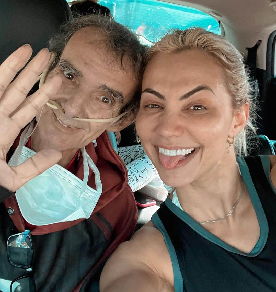 Vivi Winklerさんのインスタグラム写真 - (Vivi WinklerInstagram)「Papai te amo! ❤️ Estamos vencendo o #cancer juntos hein. Em breve vcs verão esse garotão lindo na academia cmg 💪🏻. Meu pai vai operar os rins agora e em breve o câncer… muitas pessoas estariam tristes e preocupadas com a situação… mas sabe? Hoje ao encontrar meu pai, ele fez o mesmo gesto de sempre, sacudiu as mãos torcendo como campeão. Mesmo diante de tanta dificuldade ele sempre me ensina ser uma pessoa positiva, pra cima! Não é atoa que o amo e admiro tanto. Quer um conselho? Seja positiva mesmo na dificuldade… isso te fortalece e te faz perceber mais humana com o tempo.」2月3日 5時06分 - viviwinkler