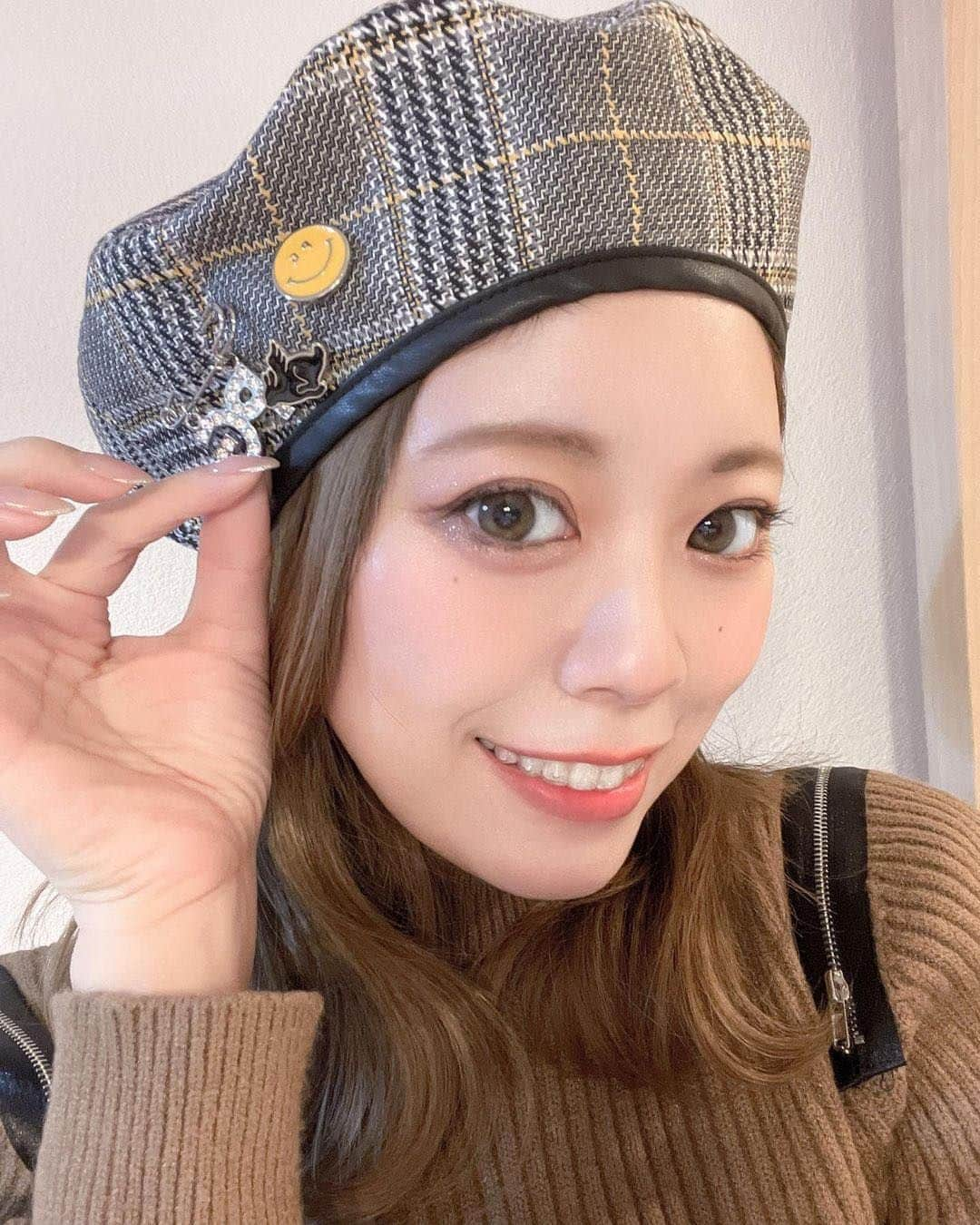 美女naviさんのインスタグラム写真 - (美女naviInstagram)「【美女navi ☻*】帽子コーデ👒 * * 今回ご紹介させていただく方は❤️ 若菜まい さん ▶️▷ @w.mai_lamer  * * # Repost . . 韓国のパーリーゲイツ 可愛いからBuyMaで買った🤭 . . 若菜まい さん のアカウントには 他にも素敵な投稿が(*´﹀`) ぜひ覗いてみてくださいね🧡  * * * 美女navi掲載希望の方は⇒ @bijo_navi ❤️と # 美女navi 、# 美女ナビ タグ付け * 10代限定姉妹アカウント 美少女navi掲載希望の方は⇒ @bishojo_navi 💛と # ビショウジョナビ タグ付け * お願いします✨✨ * * 次回もお楽しみに...😍 * * #ミディアムヘア #さらさらヘアー #ニット女子 #冬コーデ #ベレー帽コーデ #ベレー帽  #カラコン #私服コーデ #自撮り女子 #セルフィー女子 #大人可愛い #えくぼ  #笑顔 #色白女子 #美肌ケア #白ニットコーデ  #お出かけコーデ #休日の過ごし方 #女子力アップ #女子力向上  #ナチュラルメイク #美意識 #美意識向上 #キャバ嬢 #ニュークラ嬢 #すすきのの夜」2月3日 9時01分 - bijo_navi